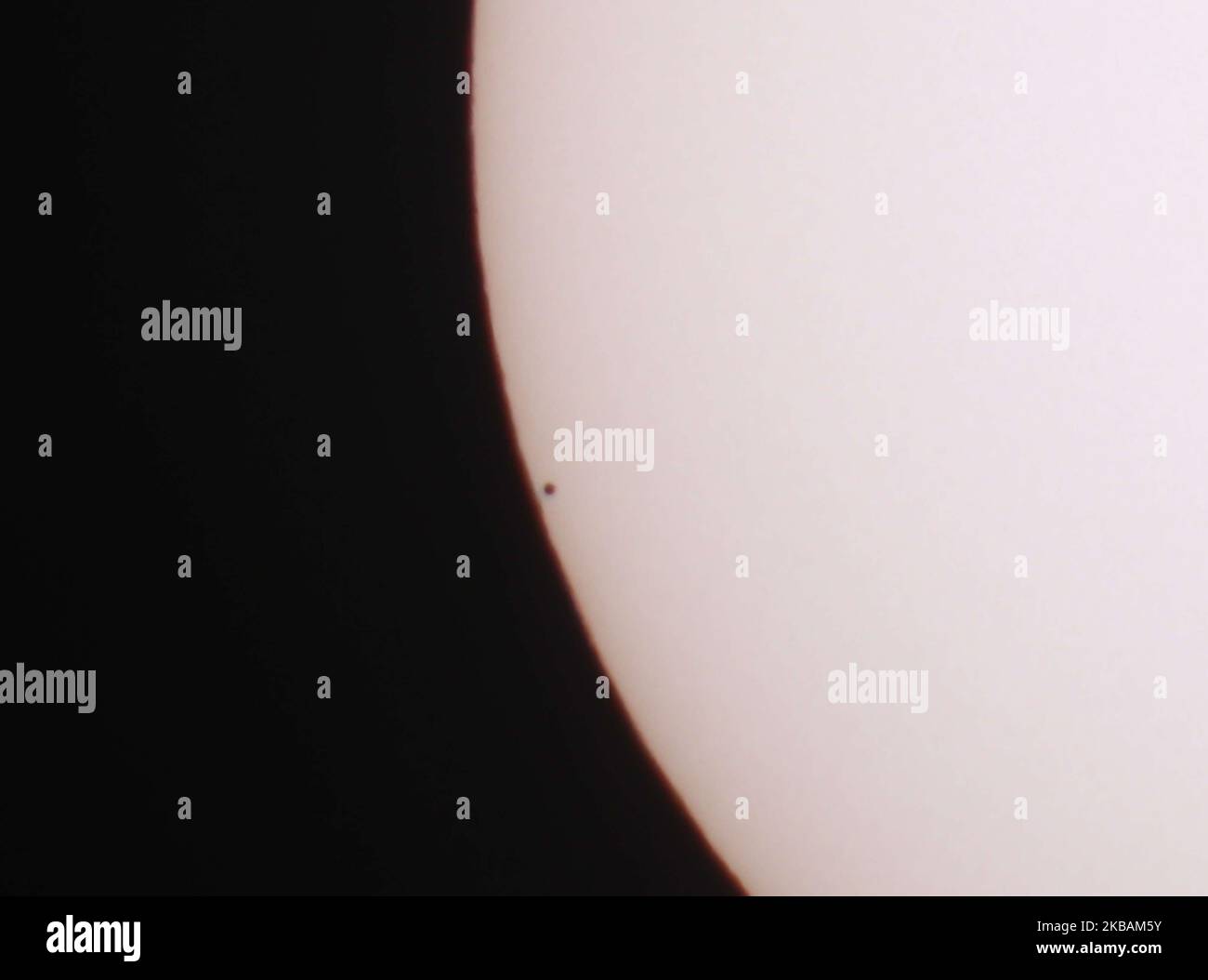 Astronomen und Besucher beobachten den Transit des Planeten Merkur in der Nähe der Schwarzmeerstadt Varna östlich der bulgarischen Hauptstadt Sofia, 11. November 2019. Der Planet Merkur passiert zwischen Erde und Sonne in einem Ereignis, das für weitere dreizehn Jahre nicht mehr passieren wird. Während dieses Transits ist Merkur als winziger Nadelstich der Dunkelheit an der Sonnenoberfläche sichtbar.der Transit begann um 7:35 UHR FÜR etwa fünfeinhalb Stunden. (Foto von Petar Petrov/Impact Press Group/NurPhoto) Stockfoto