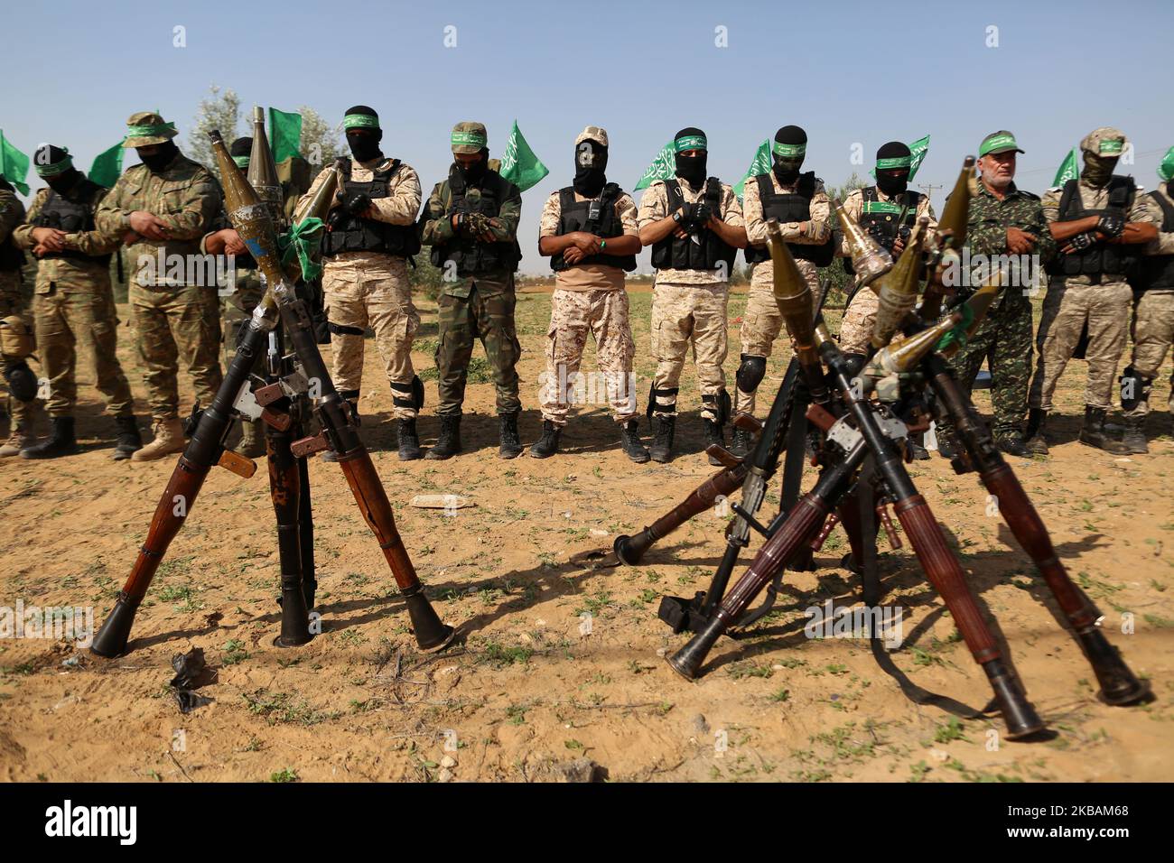 Palästinensische Hamas-Aktivisten beten während einer antiisraelischen Militärshow im südlichen Gazastreifen am 11. November 2019. (Foto von Majdi Fathi/NurPhoto) Stockfoto