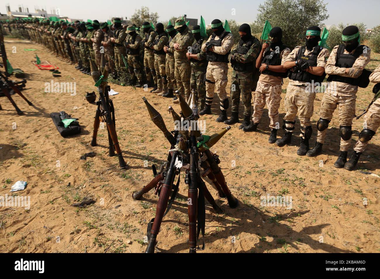Palästinensische Hamas-Aktivisten beten während einer antiisraelischen Militärshow im südlichen Gazastreifen am 11. November 2019. (Foto von Majdi Fathi/NurPhoto) Stockfoto