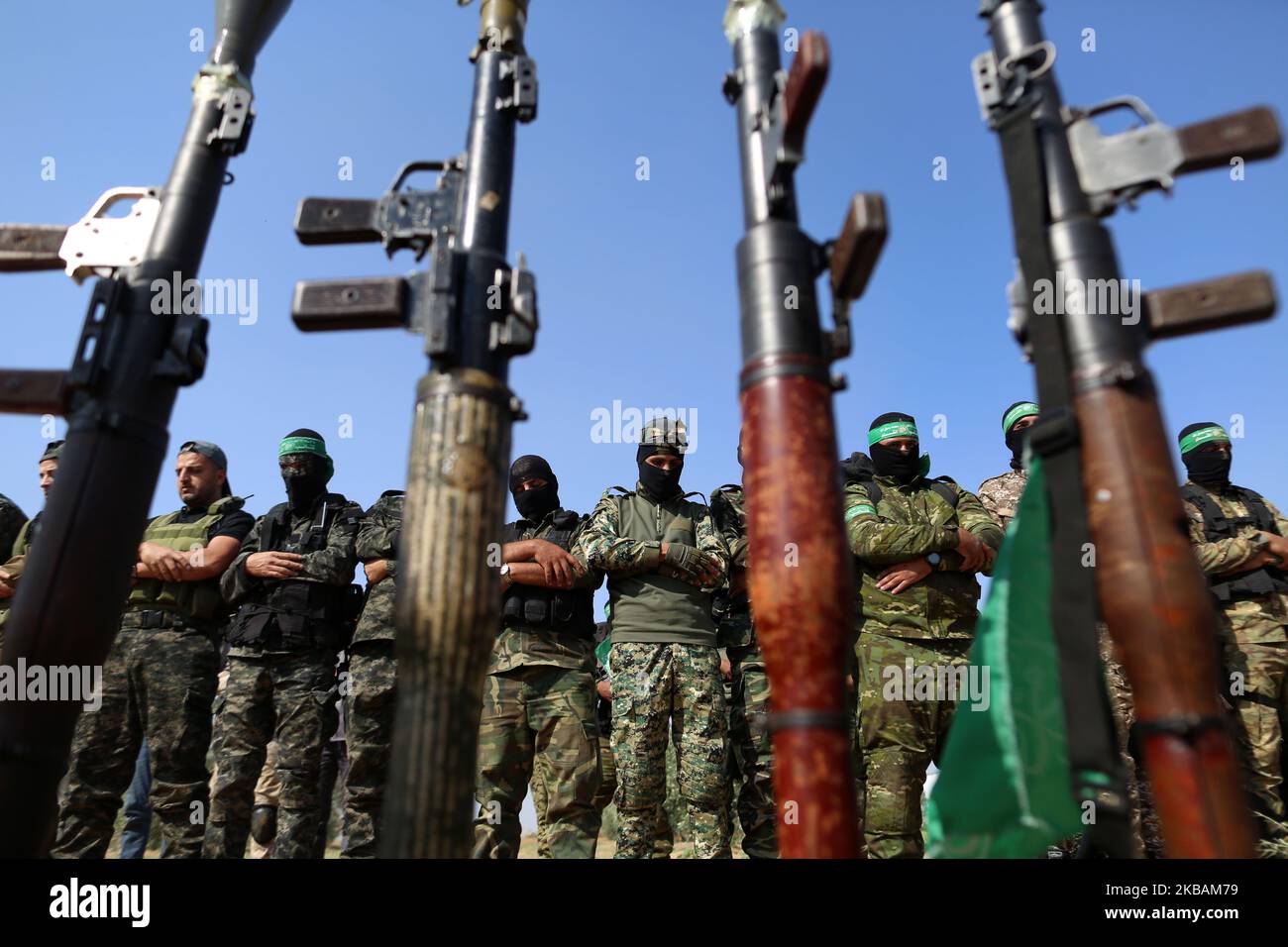 Palästinensische Hamas-Aktivisten beten während einer antiisraelischen Militärshow im südlichen Gazastreifen am 11. November 2019. (Foto von Majdi Fathi/NurPhoto) Stockfoto