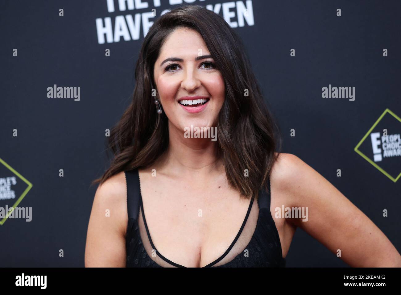 SANTA MONICA, LOS ANGELES, KALIFORNIEN, USA - 10. NOVEMBER: Die Schauspielerin D'Arcy Carden mit Maria Lucia Hohan kommt am 2019 E an! Die People's Choice Awards werden am 10. November 2019 im Barker Hangar in Santa Monica, Los Angeles, Kalifornien, USA, verliehen. (Foto von Xavier Collin/Image Press Agency/NurPhoto) Stockfoto