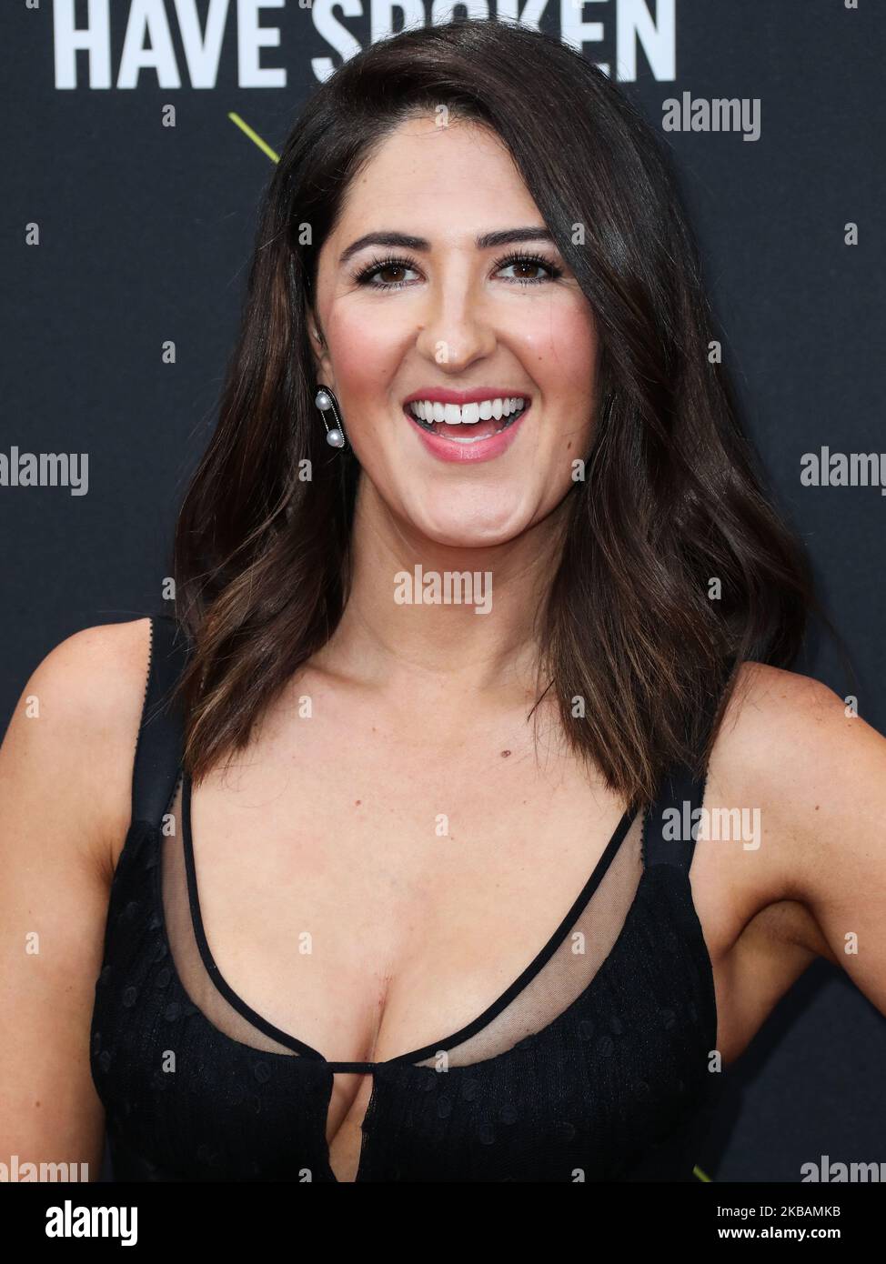 SANTA MONICA, LOS ANGELES, KALIFORNIEN, USA - 10. NOVEMBER: Die Schauspielerin D'Arcy Carden mit Maria Lucia Hohan kommt am 2019 E an! Die People's Choice Awards werden am 10. November 2019 im Barker Hangar in Santa Monica, Los Angeles, Kalifornien, USA, verliehen. (Foto von Xavier Collin/Image Press Agency/NurPhoto) Stockfoto