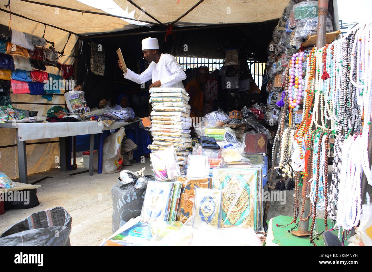 Am 10. November 2019, um Eid el Maulud zu feiern, schaut ein Mann in den Spiegel, um in einem beliebten Geschäft, in dem islamische Kleidung und asiatische Kleidung verkauft werden, im Geschäftsviertel von Alausa in Lagos, Nigeria, eine Mütze zu kaufen. Eid el Maulud ist der Geburtstag des heiligen Propheten Muhammad, dem Tag, an dem alle 12. Rabi'ul Awwal des islamischen Kalenders markiert sind. Die Lehre des Islam konzentriert sich auf den Glauben an Gott, die Hingabe und den Dienst an der Menschheit. (Foto von Olukayode Jaiyeola/NurPhoto) Stockfoto