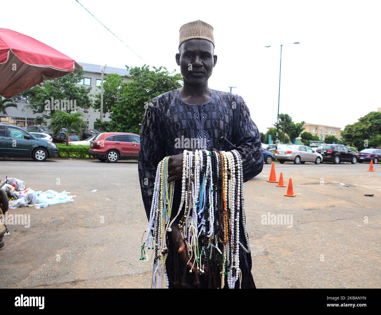 Ein muslimischer Mann verkauft im Geschäftsviertel von Alausa einen Gebetsrosar, um Eid el Maulud am 10. November 2019 in Lagos, Nigeria, zu feiern und Eid el Maulud zu feiern. Eid el Maulud ist der Geburtstag des heiligen Propheten Muhammad, dem Tag, an dem alle 12. Rabi'ul Awwal des islamischen Kalenders markiert sind. Die Lehre des Islam konzentriert sich auf den Glauben an Gott, die Hingabe und den Dienst an der Menschheit. (Foto von Olukayode Jaiyeola/NurPhoto) Stockfoto