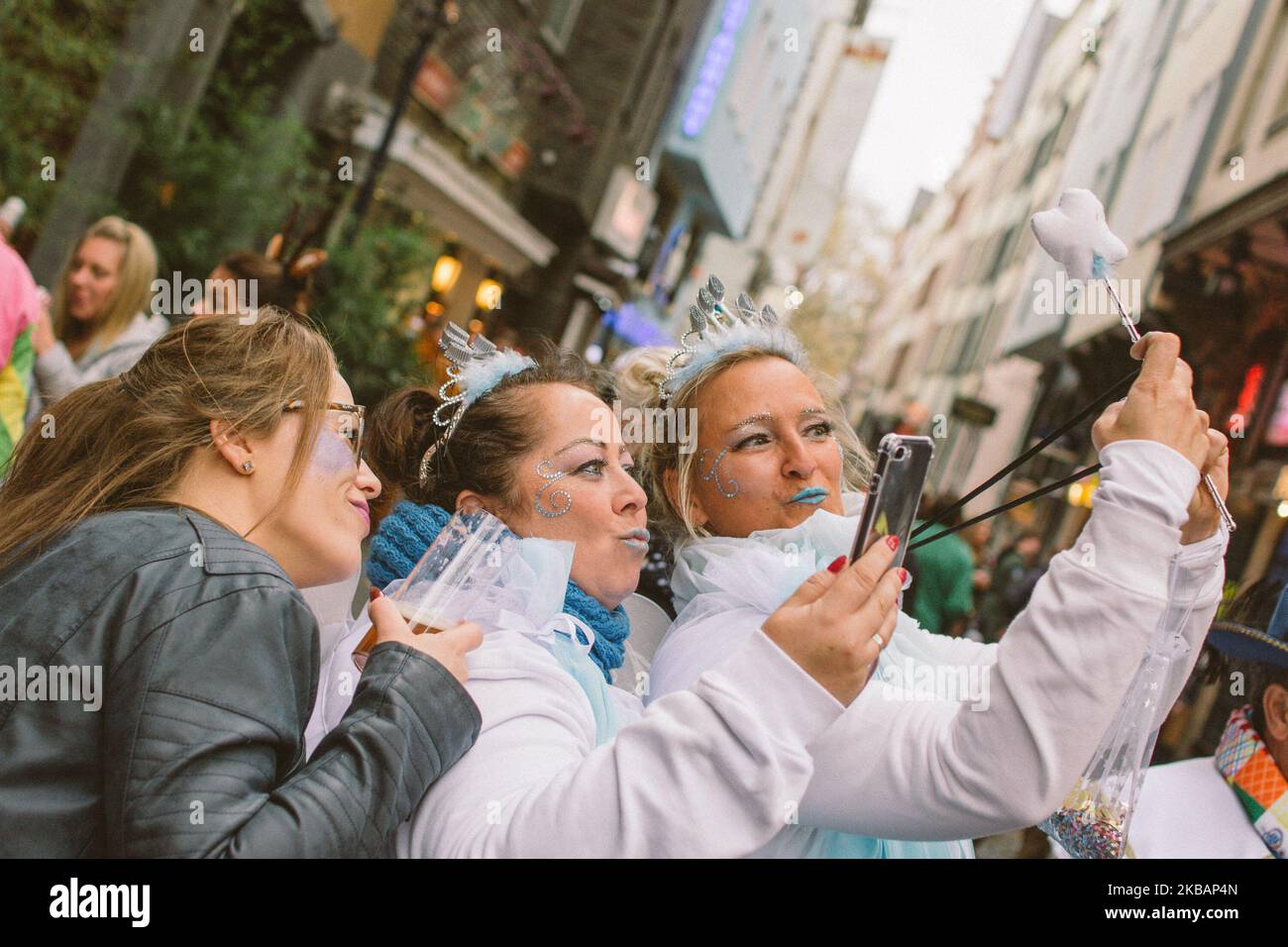 Am ersten Tag der Karnevalsfeier in Köln, Deutschland, am 11. November 2019, posieren Frauen zum Selfie. (Foto von Ying Tang/NurPhoto) Stockfoto