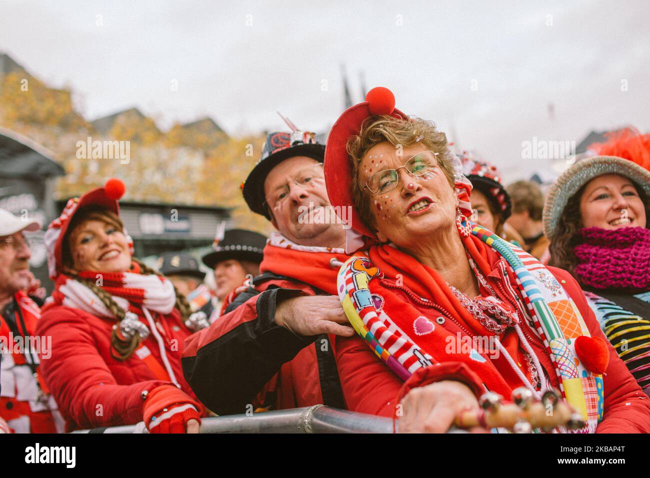 Die Menschen feiern den ersten Tag des Karnevals am 11. Novermber 2019, Köln Deutschland. (Foto von Ying Tang/NurPhoto) Stockfoto