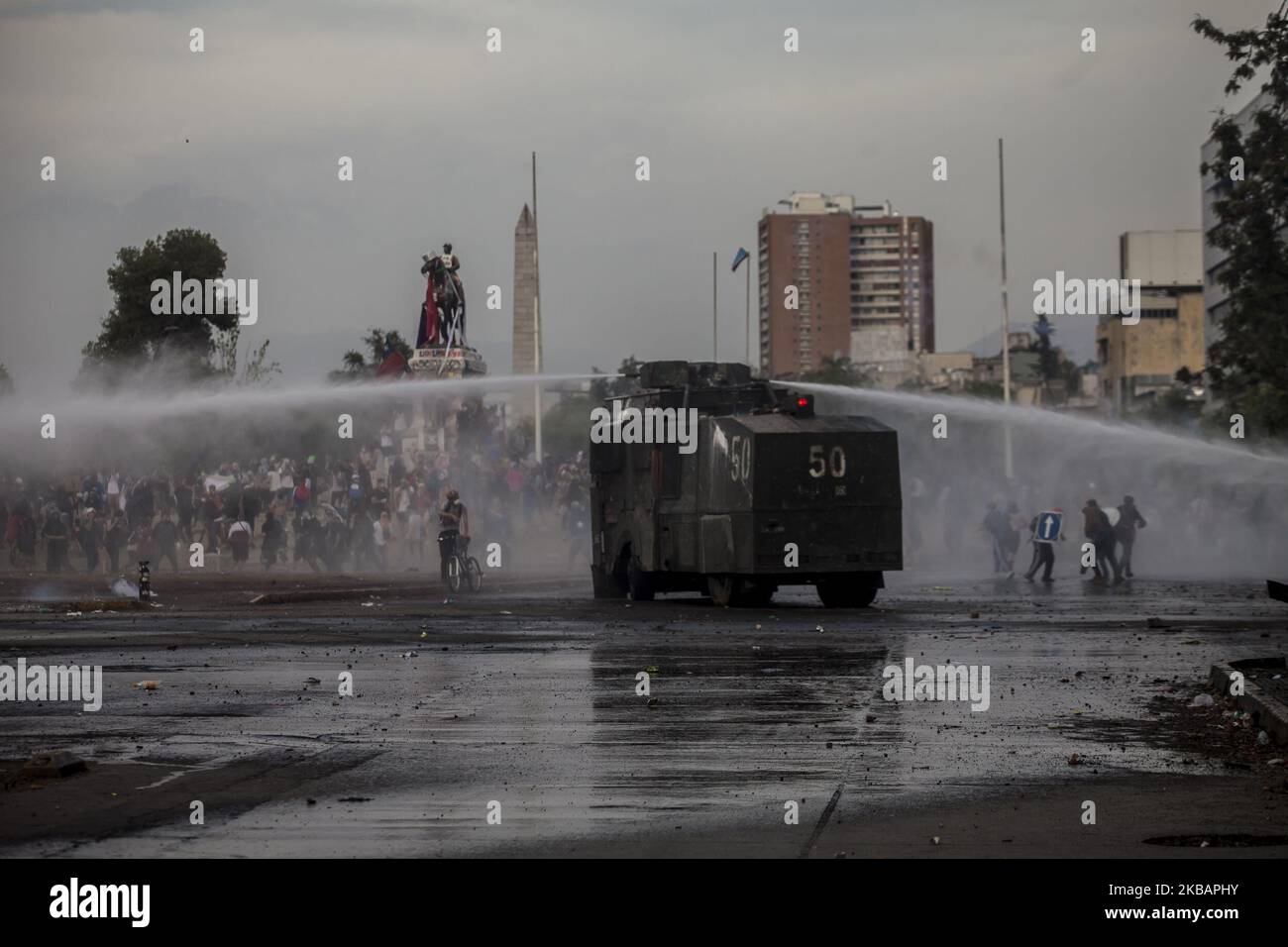 Santiago, Chile. 11. November 2019. LKW wirft Wasser. Mit einem massiven marsch von Lehrern und gewalttätigen Zusammenstößen auf der Plaza Italia schloss er einen weiteren Tag der Proteste gegen die Regierung von Sebastián Piñera in Santiago, Chile. (Foto von Fernando Lavoz/NurPhoto) Stockfoto