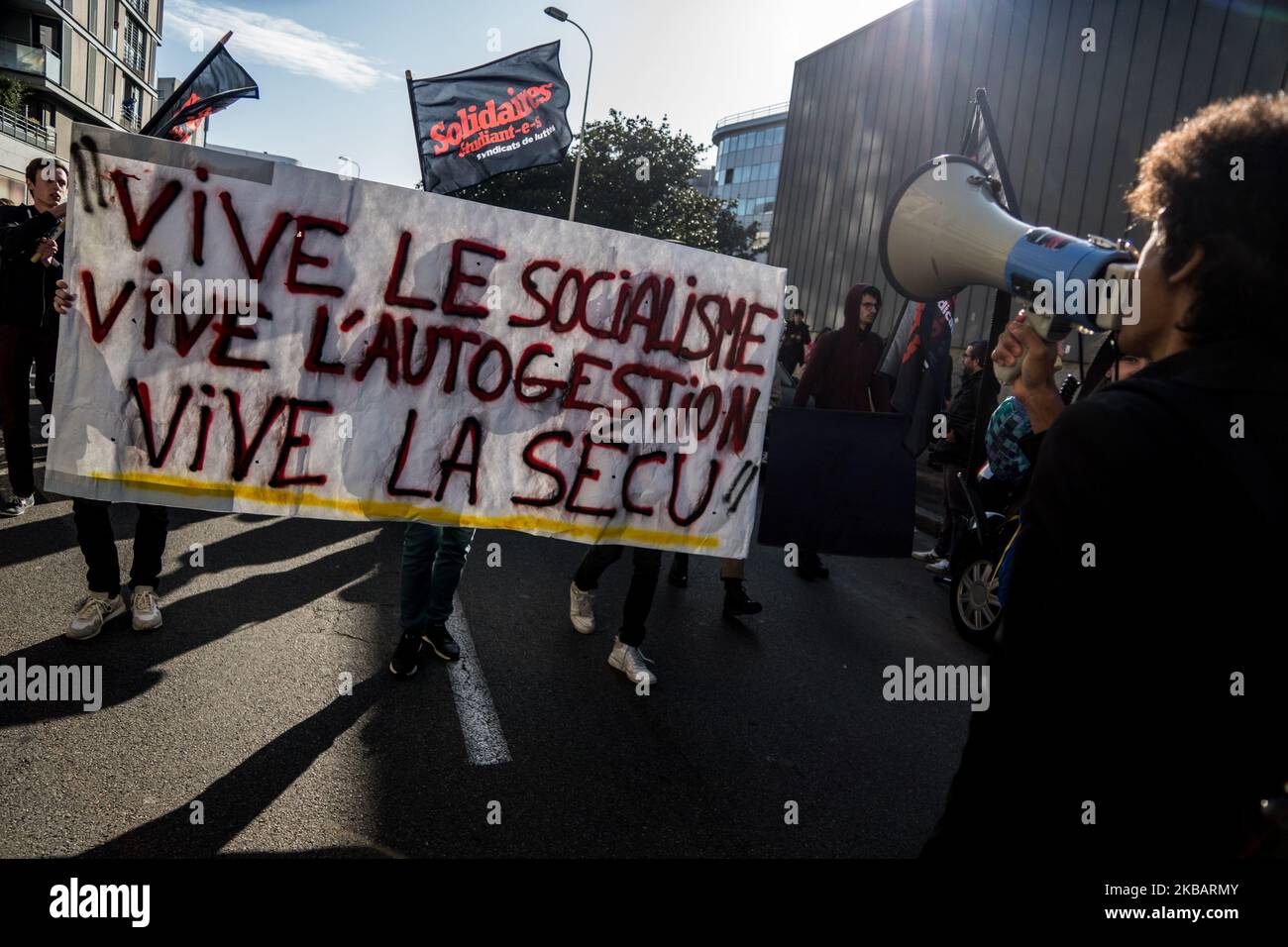 Kundgebung und Demonstration gegen Prekarität in Lyon, Frankreich, am 12. November 2019, nach dem Selbstmordversuch eines 22-jährigen Studenten durch Einverbrennung am 8. November 2019 vor dem Crous-Gelände. Mehr als tausend Menschen versammelten sich vor dem Crous zu Reden, bevor sie in den Straßen von Lyon in Richtung der Fakultät Lumière Lyon 2 demonstrierten. Ein Teil der Prozession zwang die Türen der Universitätsverwaltung und durchwühlte das Präsidentenamt. (Foto von Nicolas Liponne/NurPhoto) Stockfoto