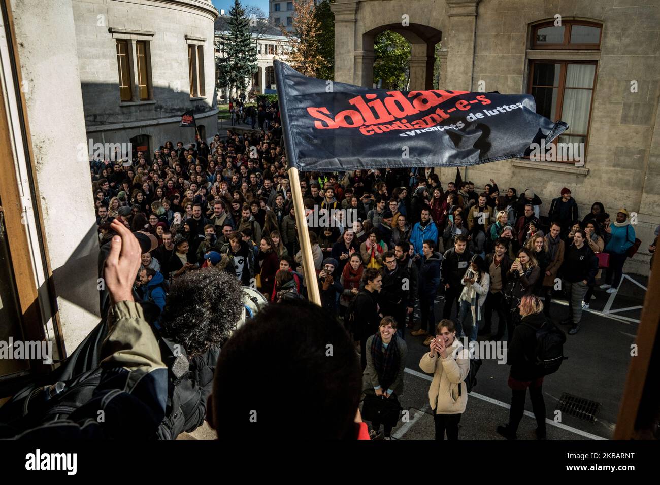 Kundgebung und Demonstration gegen Prekarität in Lyon, Frankreich, am 12. November 2019, nach dem Selbstmordversuch eines 22-jährigen Studenten durch Einverbrennung am 8. November 2019 vor dem Crous-Gelände. Mehr als tausend Menschen versammelten sich vor dem Crous zu Reden, bevor sie in den Straßen von Lyon in Richtung der Fakultät Lumière Lyon 2 demonstrierten. Ein Teil der Prozession zwang die Türen der Universitätsverwaltung und durchwühlte das Präsidentenamt. (Foto von Nicolas Liponne/NurPhoto) Stockfoto