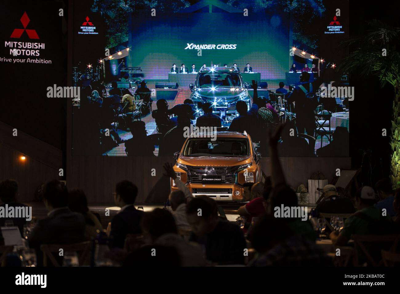 Jakarta, Indonesien, 12. November 2019 : Mitsubishi hat sein brandneues Auto namens „Xpander Cross“ vorgestellt, ein SUV-Fahrzeug, das nach Angaben des indonesischen Mitsubishi Motor Director Naoya Nakamura auf jede Straße passt. Das Auto wurde mit einem Preis von rund 270 Millionen Rupiah (rund 19.000 USD) freigegeben. (Foto von Donal Husni/NurPhoto) Stockfoto
