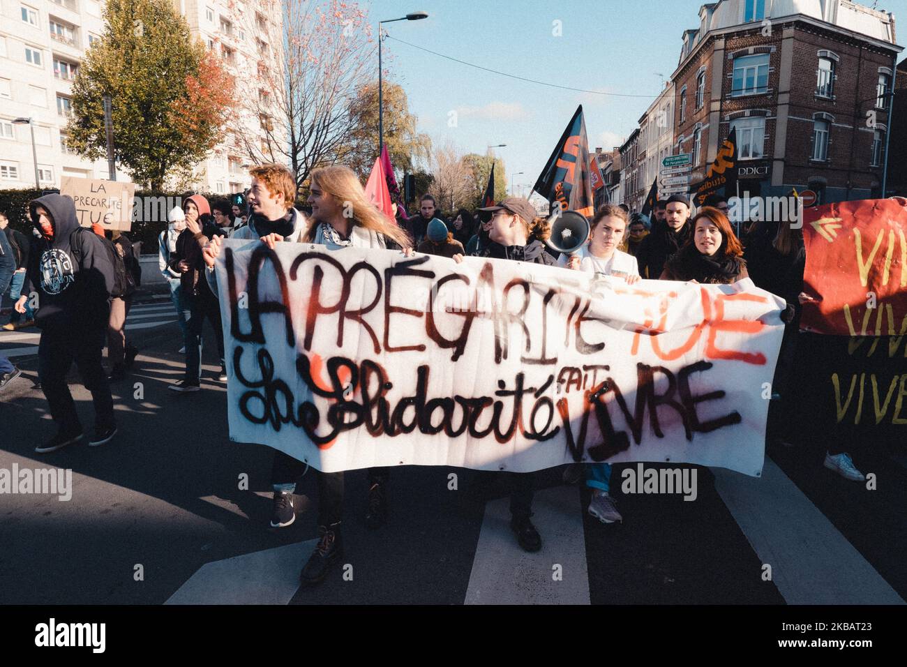 Studenten der Universität Lille demonstrieren am 12. November 2019 in Lille Frankreich, um einem Studenten aus Lyon, der sich am freitag, den 8. november 2019 selbst verbrennte, ihre Unterstützung zu geben. Er rechtfertigte sein Handeln wegen wirtschaftlicher Unsicherheit und unheilvoller Anpassung. (Foto von Nicolas Lee/NurPhoto) Stockfoto