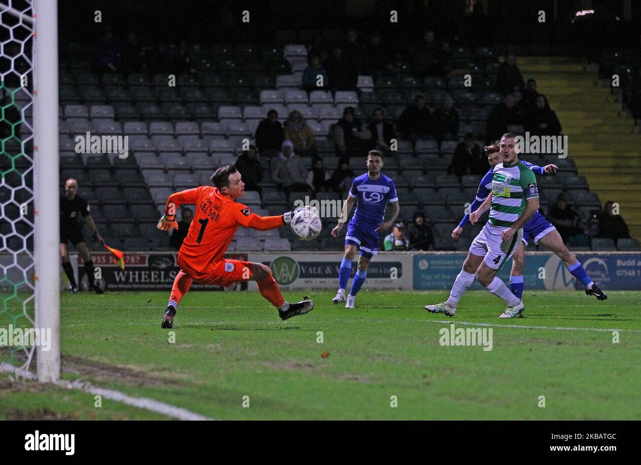 Luke James von Hartlepool United feuert über Yeovil-Torwart Stuart Nelson hinaus, um es 1-1 beim FA Cup-Spiel zwischen Yeovil Town und Hartlepool United am Dienstag, den 12.. November 2019 im Huish Park, Yeovil, zu schaffen. (Foto von MI News/NurPhoto) Stockfoto