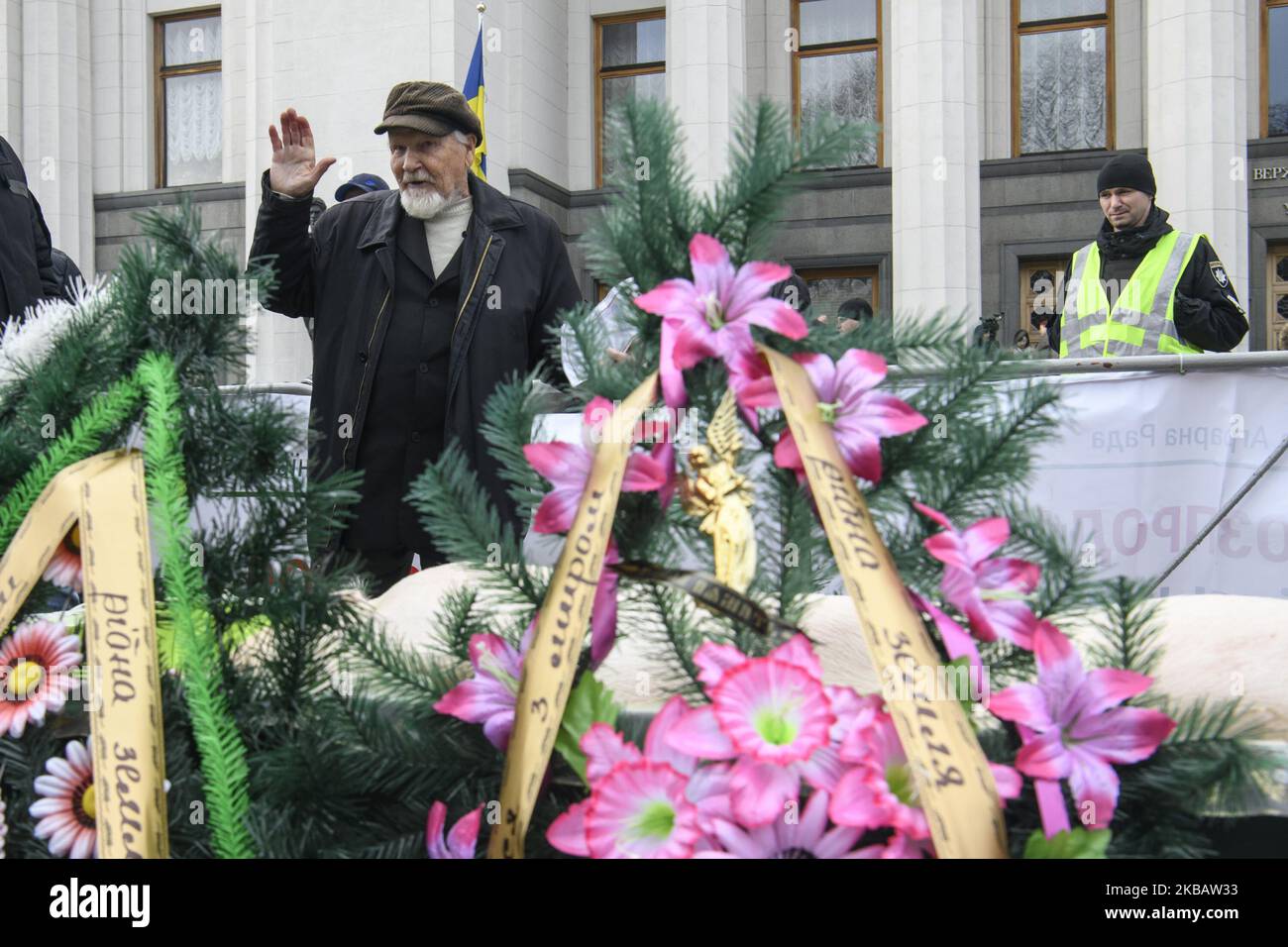 Der Mann ist ähnlich wie Lenin haben Rede in der Nähe von Dead Schwein in einem Sarg symbolisch für die Tierhaltung Beerdigung, während der Demonstration. Ukrainische Bauern protestieren vor dem ukrainischen Parlament (Verkhovna Rada) gegen die Öffnung eines Landmarktes und den Verkauf von Land in der Ukraine. Kiew, Ukraine. 13-11-2019 (Foto von Maxym Marusenko/NurPhoto) Stockfoto
