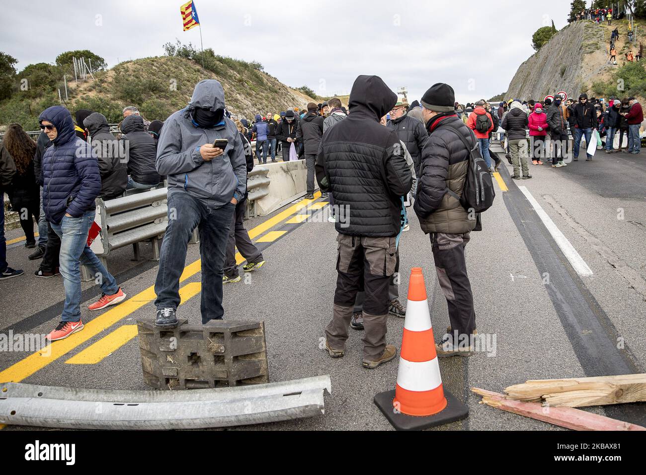 Katalanische unabhängige Aktivisten, die von TsunamiD (Democratic Tsunami) mit Autos und Barrikaden, dem Grenzpunkt zwischen Spanien und Frankreich von La Jonquera und Le Pertús mit letzten Zusammenstößen mit der französischen Gendarmerie, dem katalanischen Mossos d'Esquadra und der spanischen Zivilgarde in Le Pertús, Frankreich, am 11. Und 12. November, 2019 (Foto von Miquel Llop/NurPhoto) Stockfoto