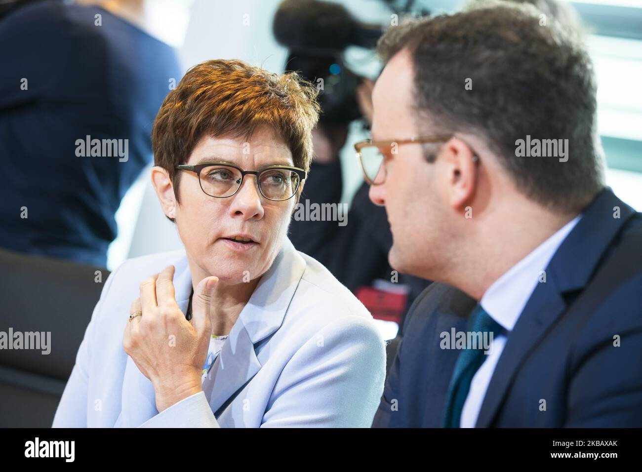Verteidigungsministerin Annegret Kramp-Karrenbauer (L) plaudert mit Bundesgesundheitsminister Jens Spahn (R) vor der wöchentlichen Kabinettssitzung der Bundesregierung im Kanzleramt in Berlin am 13. November 2019. (Foto von Emmanuele Contini/NurPhoto) Stockfoto