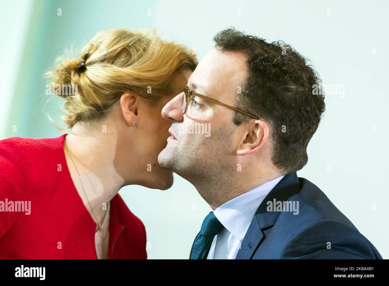 Die deutsche Familienministerin Franziska Giffey (L) begrüßt den deutschen Gesundheitsminister Jens Spahn (R) vor der wöchentlichen Kabinettssitzung der Bundesregierung im Bundeskanzleramt in Berlin am 13. November 2019. (Foto von Emmanuele Contini/NurPhoto) Stockfoto