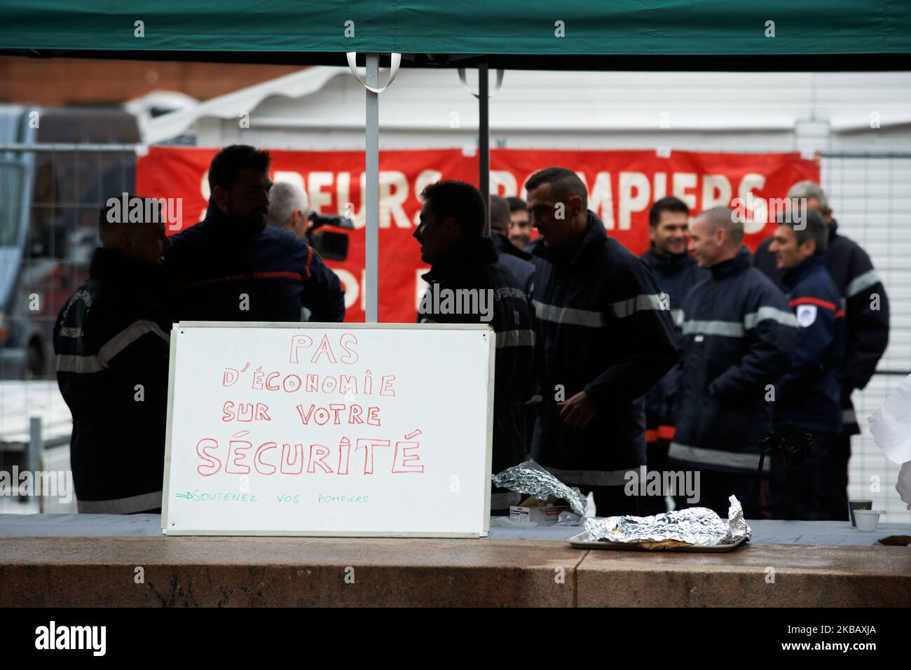 Auf einem Schild steht „Keine Einsparungen bei Ihrer Sicherheit“. Feuerwehrleute versammelten sich auf dem Capitole-Platz in toulouse, um Menschen zu treffen und ihre Forderungen zu erläutern. Sie sagen, dass sie am Bruchpunkt stehen, da ihnen Menschen und Geldgeber fehlen. Sie bitten um professionellere Feuergeister, mehr Geldmittel, sie bitten auch, dass ihr Job als gefährlich angesehen wird. Sie sind auch besorgt über die von Macrons Regierung vorbereiteten Rentenreformen, da sie sagen, dass sie erst 64 Jahre alt effizient sein können. Toulouse. Frankreich. November 14. 2019. (Foto von Alain Pitton/NurPhoto) Stockfoto