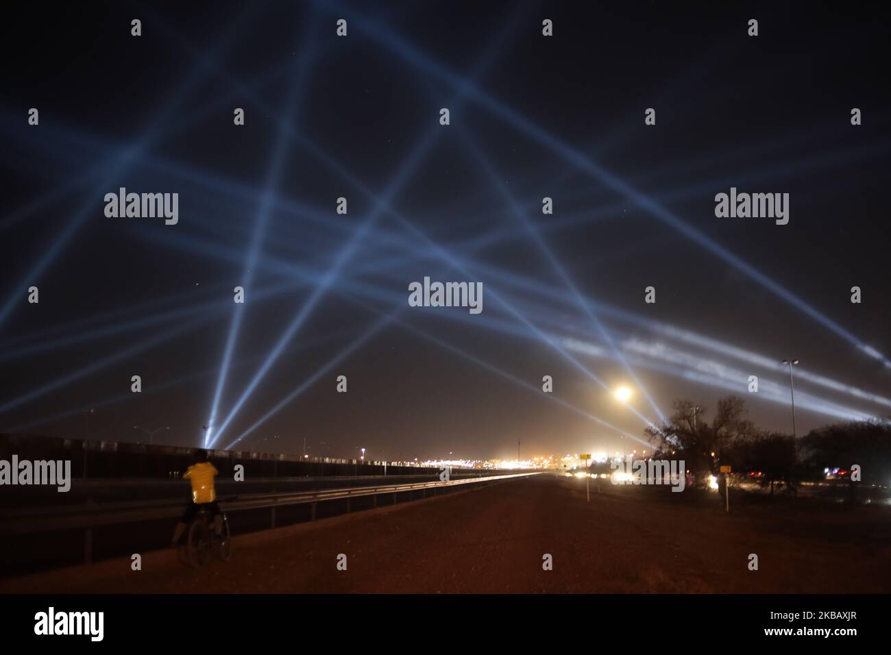 Eine interaktive Kunstinstallation mit dem Titel 'Border Tuner' wurde am 13. November nach zwei Jahren Vorbereitung in Juarez, Mexiko, installiert. Der mexikanische Künstler setzt eine Lichtbrücke zwischen Ciudad Juarez und El Paso Texas, der mexikanische Künstler Rafael Lozano Hemmer platziert eine Reihe von Lichtern, die eine Brücke bilden. Es ist Teil einer Performance-Installation namens Border Tuner. Die Teilnehmer können eine Nachricht senden, die über einen über WLAN verbundenen Lautsprecher auf die andere Seite auf beiden Straßen übertragen wird, Ciudad Juarez El Paso Texas, El Paso Texas Ciudad Juarez. (Foto von David Peinado/NurPhoto) Stockfoto