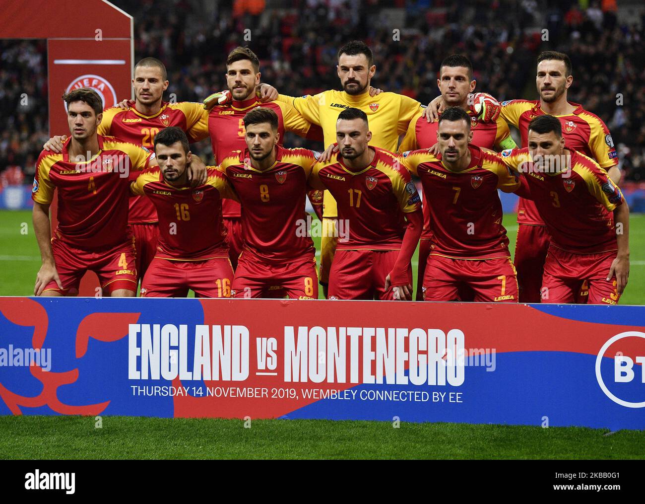 England: Aleksandar Sofranac, Dusan Lagator, Milan Mijatovic, Fatos Beciraj, Und Marko Simic von Montenegro Front Row:- Nikola Vukcevic, Vladimir Jovovic, Deni Hocko, Sead Haksabanovic, Marko Vesovic und Risto Radunovic von Montenegro . während der UEFA Euro 2020 Qualifier zwischen England und Montenegro im Wembley Stadion in London, England am 14. November 2019 (Foto by Action Foto Sport/NurPhoto) Stockfoto