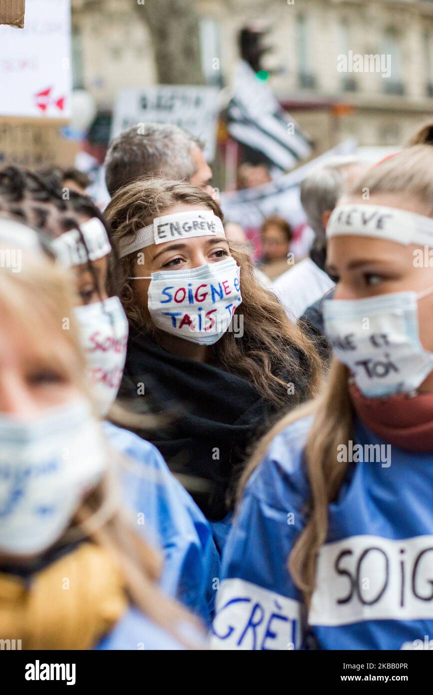 Krankenschwestern demonstrieren am Tag der außergewöhnlichen Mobilisierung, um „das öffentliche Krankenhaus zu retten“, mit Masken, die „sich selbst zu heilen“, und bringen am 14. November 2019 in Paris, Frankreich, eine große Anzahl von Gewerkschaften aus dem Gesundheitssektor zusammen. Tausende von Beschäftigten des Gesundheitswesens demonstrierten zwischen Port-Royal und Les Invalides, um die Verschlechterung ihrer Arbeitsbedingungen zu verurteilen. (Foto von Emeric Fohlen/NurPhoto) Stockfoto