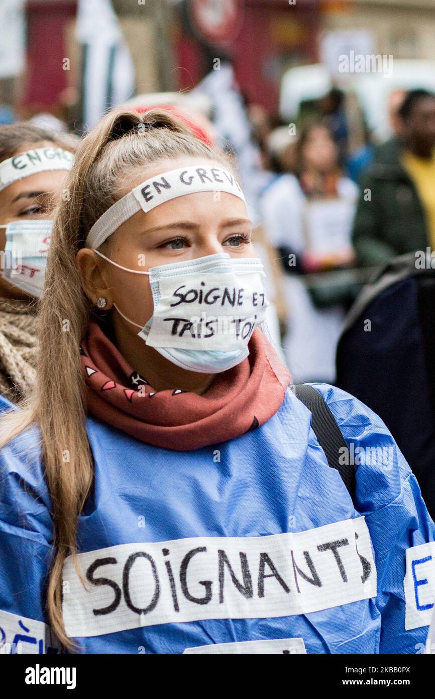 Krankenschwestern demonstrieren am Tag der außergewöhnlichen Mobilisierung, um „das öffentliche Krankenhaus zu retten“, mit Masken, die „sich selbst zu heilen“, und bringen am 14. November 2019 in Paris, Frankreich, eine große Anzahl von Gewerkschaften aus dem Gesundheitssektor zusammen. Tausende von Beschäftigten des Gesundheitswesens demonstrierten zwischen Port-Royal und Les Invalides, um die Verschlechterung ihrer Arbeitsbedingungen zu verurteilen. (Foto von Emeric Fohlen/NurPhoto) Stockfoto