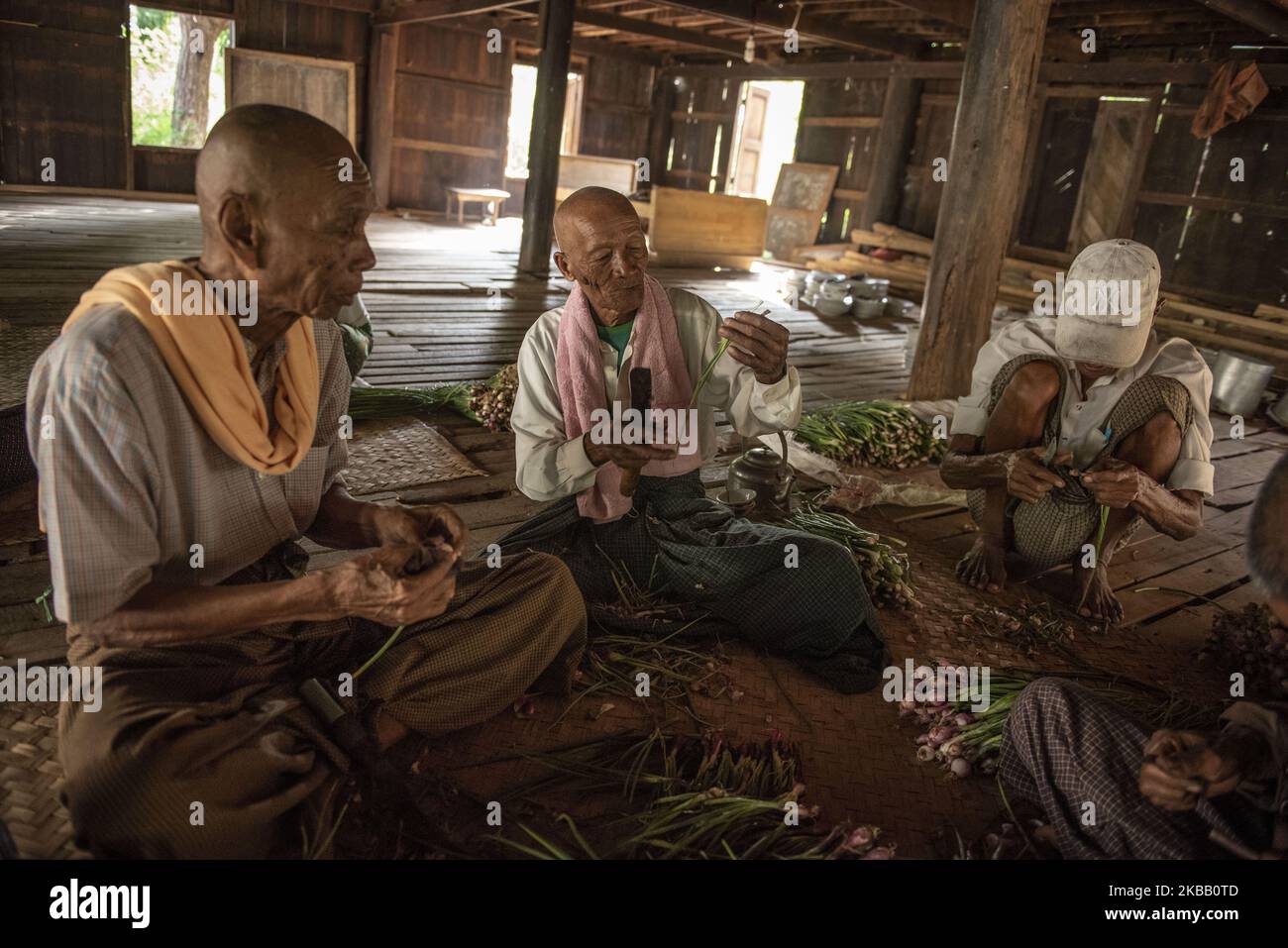 Alte Männer bereiten am 13. November 2019 in Magway, der zentralen Region von Myanmar, Mahlzeiten für eine Noviziationszeremonie zu. Die Noviziationszeremonie ist eines der wichtigsten religiösen Ereignisse für buddhistische Menschen. Es ist eine Zeremonie für junge Jungen, die normalerweise unter 20 Jahre alt sind, um ihre Dienste für den Buddhismus zu tun und das Leben eines Mönchs für eine Woche oder länger zu leben. Zur gleichen Zeit, junge Mädchen (in der Regel eine Schwester der Neuling-to-be) haben auch Ohrpiercing Zeremonie. (Foto von Shwe Paw Mya Tin/NurPhoto) Stockfoto