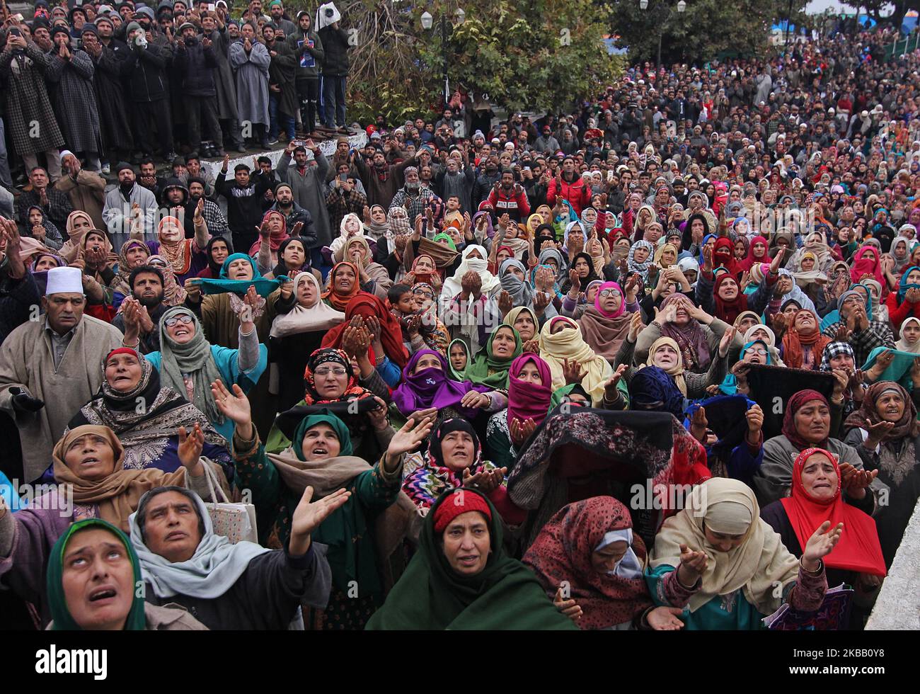 Die Menschen beten anlässlich des Geburtstages von Mawlid-un-Nabi oder des Propheten Muhammad (PBUH) am 15. November 2019 im Dargah Hazratbal-Schrein in Srinagar, Kaschmir.die Unsicherheit in Kaschmir setzt sich fort, nachdem Indien Artikel 370 seiner Verfassung, der Kaschmir Autonomie gewährte, widerrufen hatte. (Foto von Faisal Khan/NurPhoto) Stockfoto