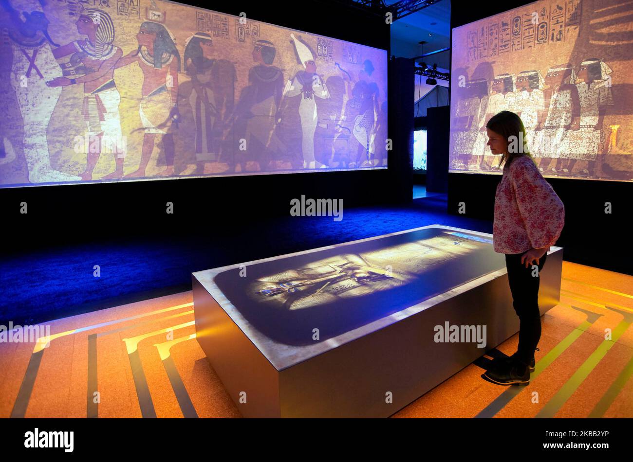 Vancouver, Kanada. 3.. November 2022. Eine Frau betrachtet eine Multimedia-Ausstellung während einer Medienvorschau-Veranstaltung der Beyond King tut Immersive Experience-Ausstellung in Vancouver, British Columbia, Kanada, am 3. November 2022. Die Premiere der kanadischen Ausstellung dauert vom 4. November 2022 bis zum 8. Januar 2023, zum Gedenken an den 100.. Jahrestag der Entdeckung des intakten Grabes von König tut (auch bekannt als „Tutanchamun“). Quelle: Liang Sen/Xinhua/Alamy Live News Stockfoto