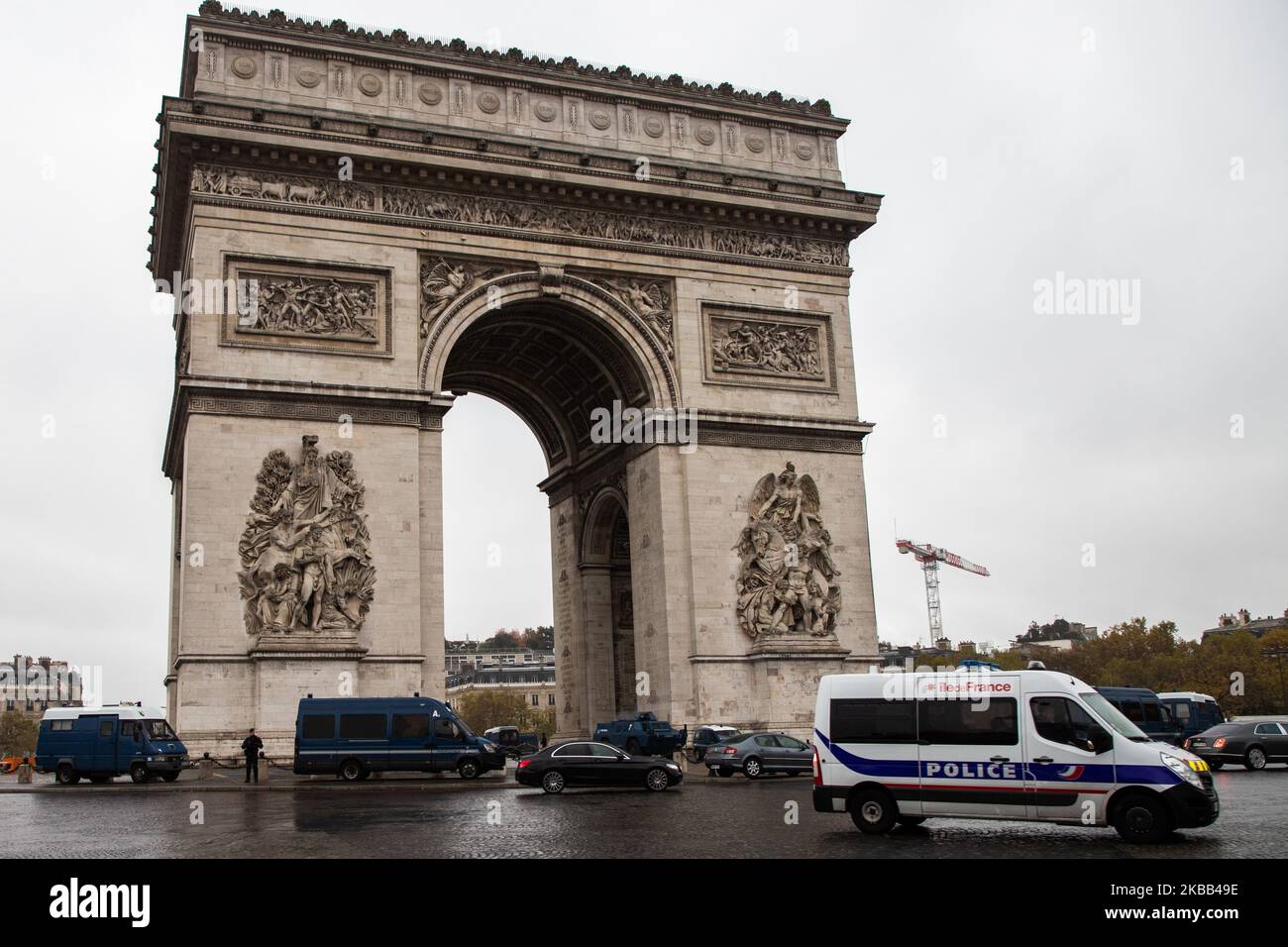 Der Triumphbogen und die champs elysees wurden am 16. November 2019 von einer schweren Polizei geschützt. Akt 53 der gelben Weste in Paris, ein Jahr Jubiläum der gelben Weste, Nach einem ersten Treffpunkt an der porte de champerret blockierte der Protestler für ein paar Minuten die pariser Straße, 'periferique''.dann sollte der Protest am Place d italie in Paris beginnen, aber nie verlassen, einige Zusammenstöße mit der Polizei dauern stundenlang, Tränengas, Wasserwerfer, Flashball, viele Verhaftungen, kaputte Bank, Laden, verbrannte und zerbrochene Sachen. (Foto von Jerome Gilles/NurPhoto) Stockfoto