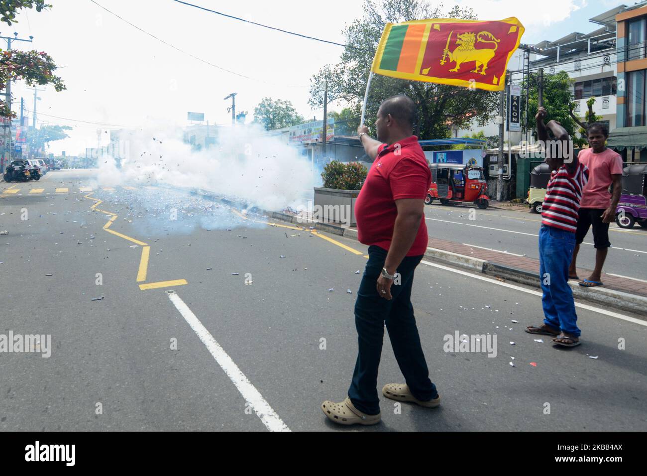 Eine Unterstützerin der Partei Podujana Peramuna (SLPP) aus Sri Lanka feiert am 17. November 2019 in Colombo die Präsidentschaftskandidatin Gotabaya Rajapaksa, Der vor 10 Jahren die brutale Niederschlagung der tamilischen Tiger anführte, stürmte am 17. November bei den Präsidentschaftswahlen in Sri Lanka zum Sieg, sieben Monate nachdem islamische Extremisten 269 Menschen getötet hatten. (Foto von Akila Jayawardana/NurPhoto) Stockfoto