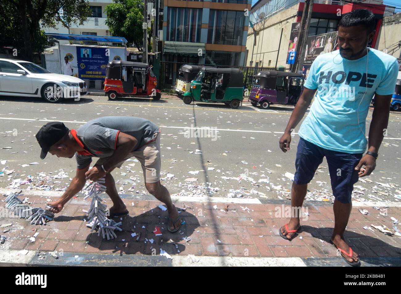Eine Unterstützerin der Partei Podujana Peramuna (SLPP) aus Sri Lanka feiert am 17. November 2019 in Colombo die Präsidentschaftskandidatin Gotabaya Rajapaksa, Der vor 10 Jahren die brutale Niederschlagung der tamilischen Tiger anführte, stürmte am 17. November bei den Präsidentschaftswahlen in Sri Lanka zum Sieg, sieben Monate nachdem islamische Extremisten 269 Menschen getötet hatten. (Foto von Akila Jayawardana/NurPhoto) Stockfoto