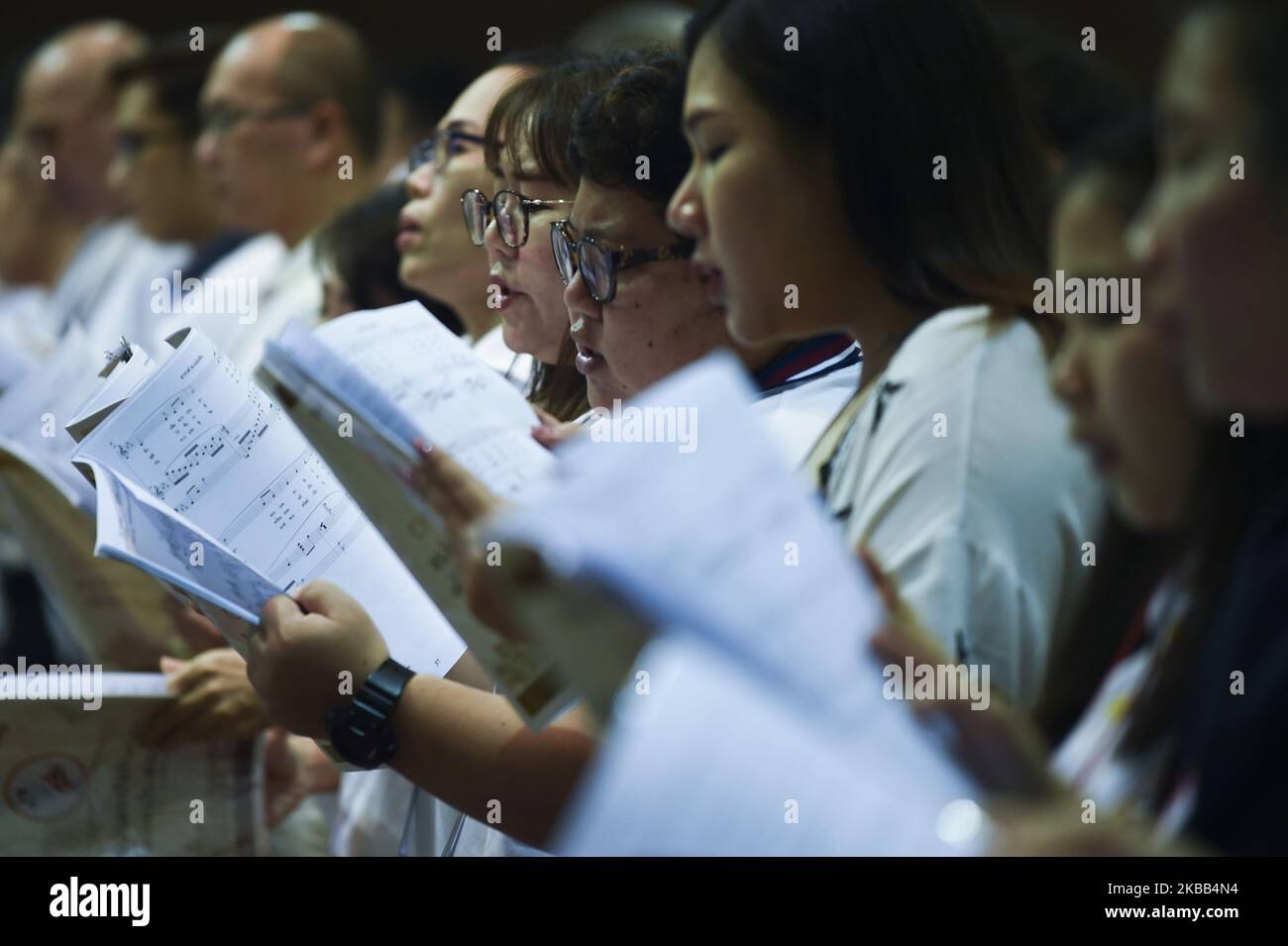 Eine Nonne und Studenten Proben vor dem Besuch von Papst Franziskus in Thailand, in Bangkok, Thailand, am 17. November 2019. (Foto von Anusak Laowias/NurPhoto) Stockfoto