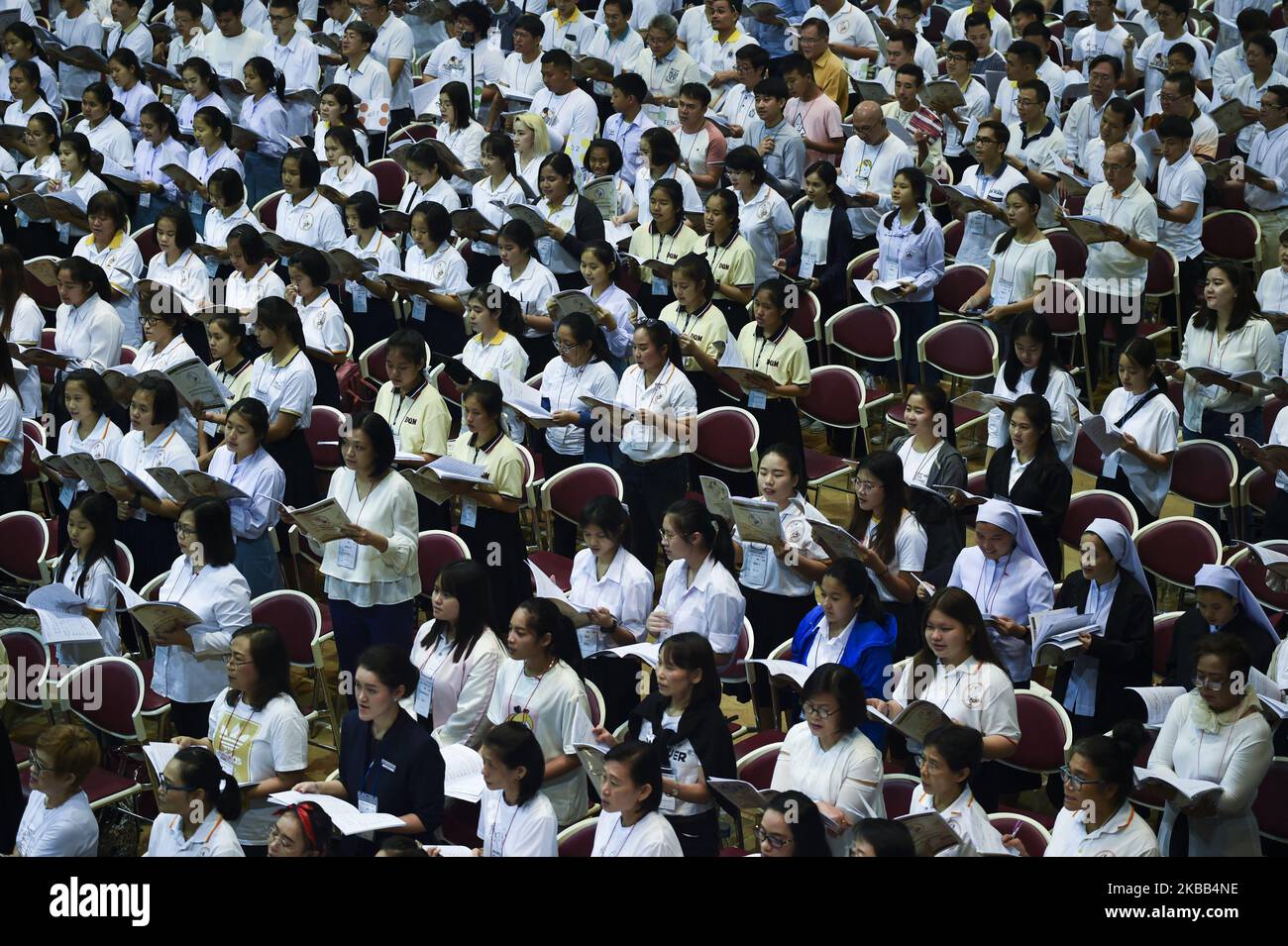 Eine Nonne und Studenten Proben vor dem Besuch von Papst Franziskus in Thailand, in Bangkok, Thailand, am 17. November 2019. (Foto von Anusak Laowias/NurPhoto) Stockfoto