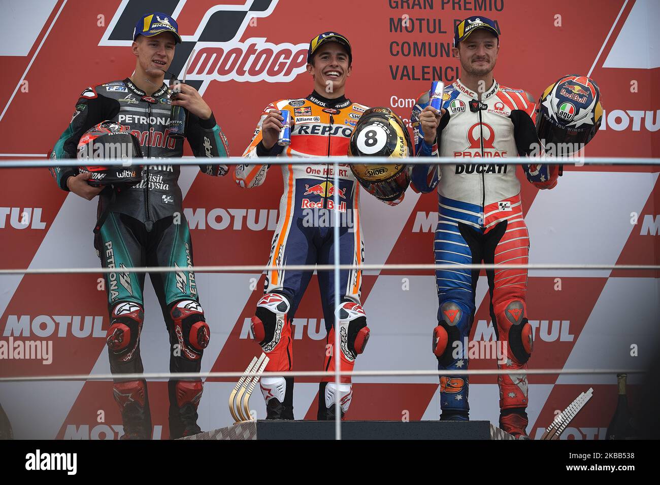 (L-R) Fabio Quartararo (20) aus Frankreich und Petronas Yamaha SRT, Marc Marquez (93) aus Spanien und Repsol Honda Team und Jack Miller (43) aus Australien und Pramac Racing Ducati posieren nach dem Rennen des Gran Premio Motul de la Comunitat Valenciana auf dem Ricardo Tormo Circuit am 17. November, 2019 in Valencia, Spanien. (Foto von Jose Breton/Pics Action/NurPhoto) Stockfoto