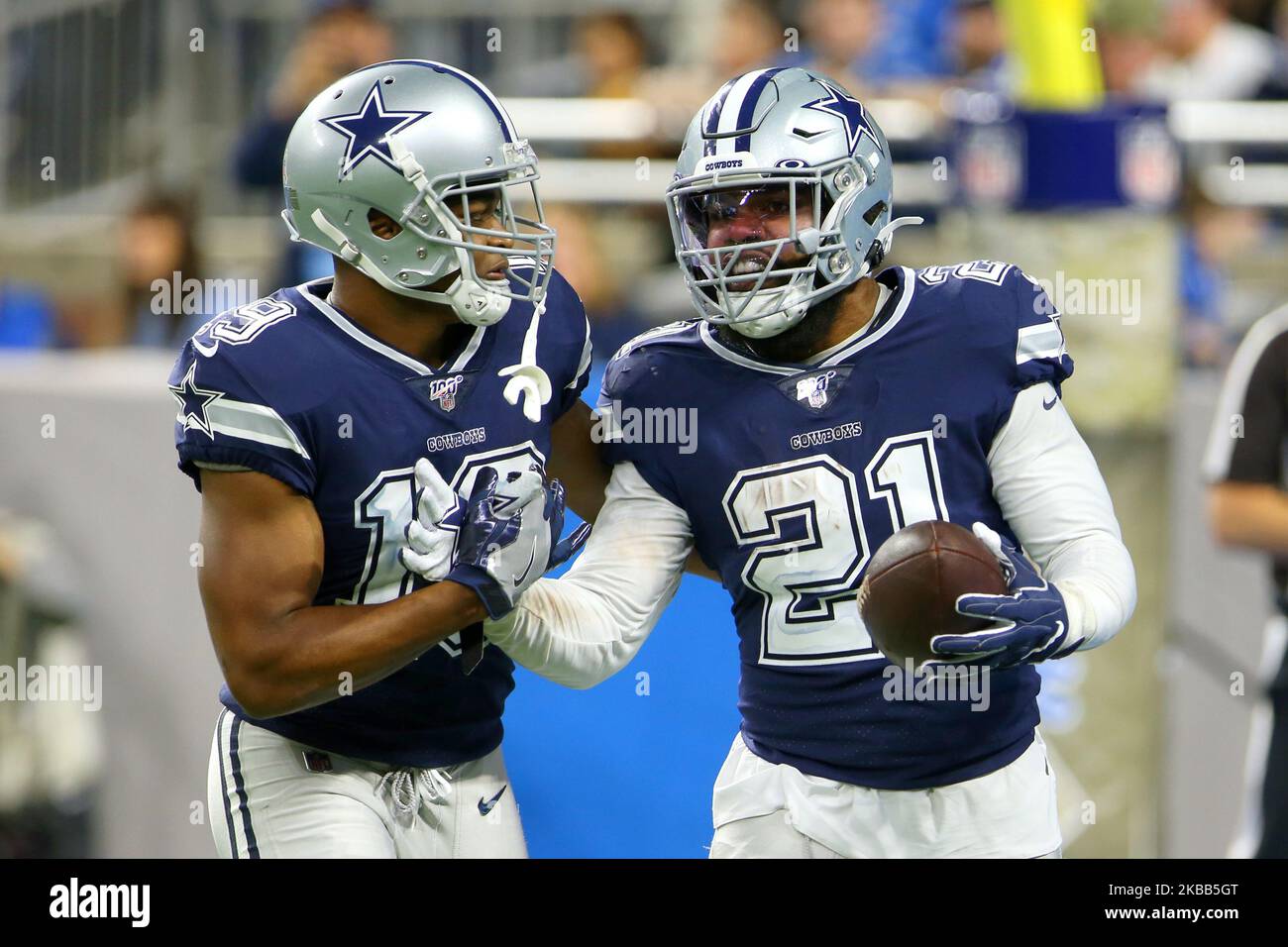 Dallas Cowboys laufen zurück Ezekiel Elliott (21) wird vom Dallas Cowboys Wide Receiver Amari Cooper (19) nach einem Touchdown während der zweiten Hälfte eines NFL-Fußballspiels gegen die Detroit Lions in Detroit, Michigan, USA, am Sonntag, dem 17. November 2019, gratuliert. (Foto von Amy Lemus/NurPhoto) Stockfoto