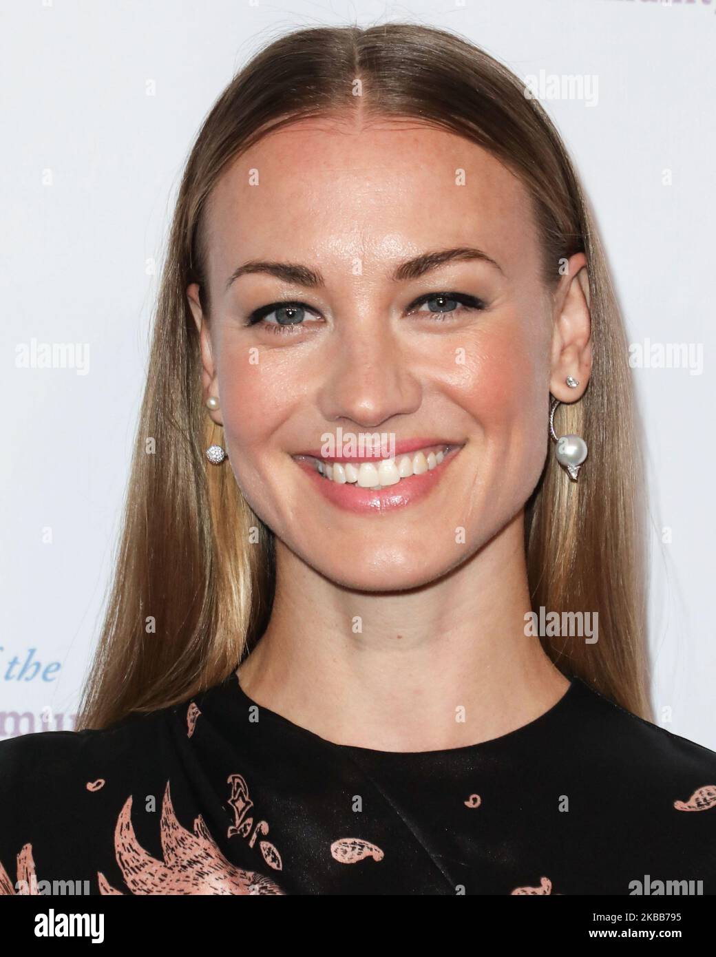 BEVERLY HILLS, LOS ANGELES, KALIFORNIEN, USA - 18. NOVEMBER: Die Schauspielerin Yvonne Strahovski kommt zur jährlichen Dinner Gala 43. der Saban Community Clinic, die am 18. November 2019 im Beverly Hilton Hotel in Beverly Hills, Los Angeles, Kalifornien, USA, stattfand. (Foto von Image Press Agency/NurPhoto) Stockfoto