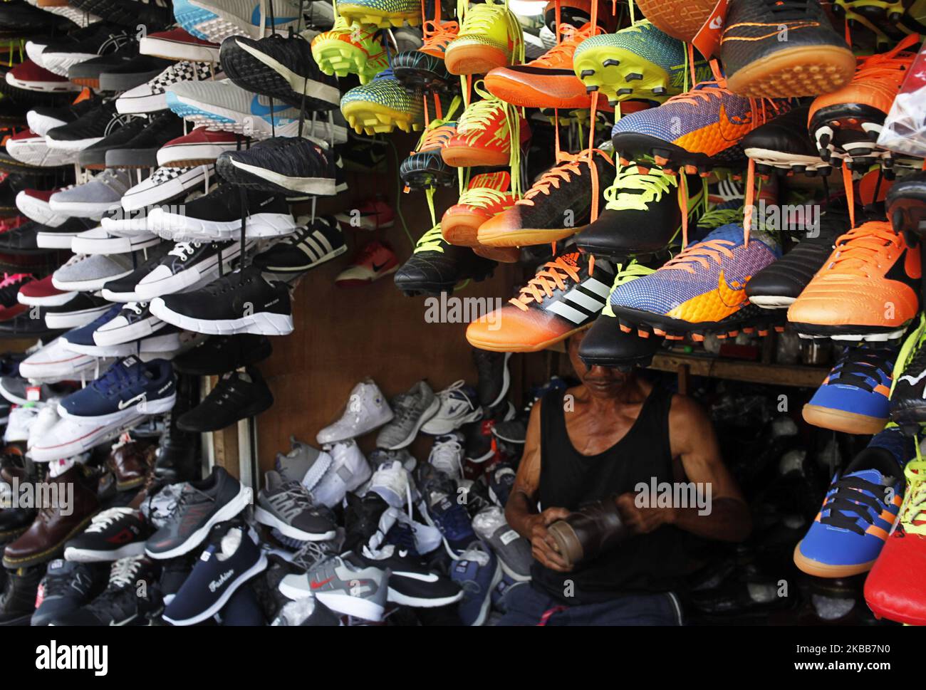 Am 19. November 2019 warten Verkäufer auf Kunden auf einem Markt in Bogor, Indonesien. Importierte Schuhe aus Vietnam (nicht original) internationale beliebte Marken sind meist in Straßenhändler und Online- und Offline-Shops in Indonesien zu finden. (Foto von Adriana Adie/NurPhoto) Stockfoto