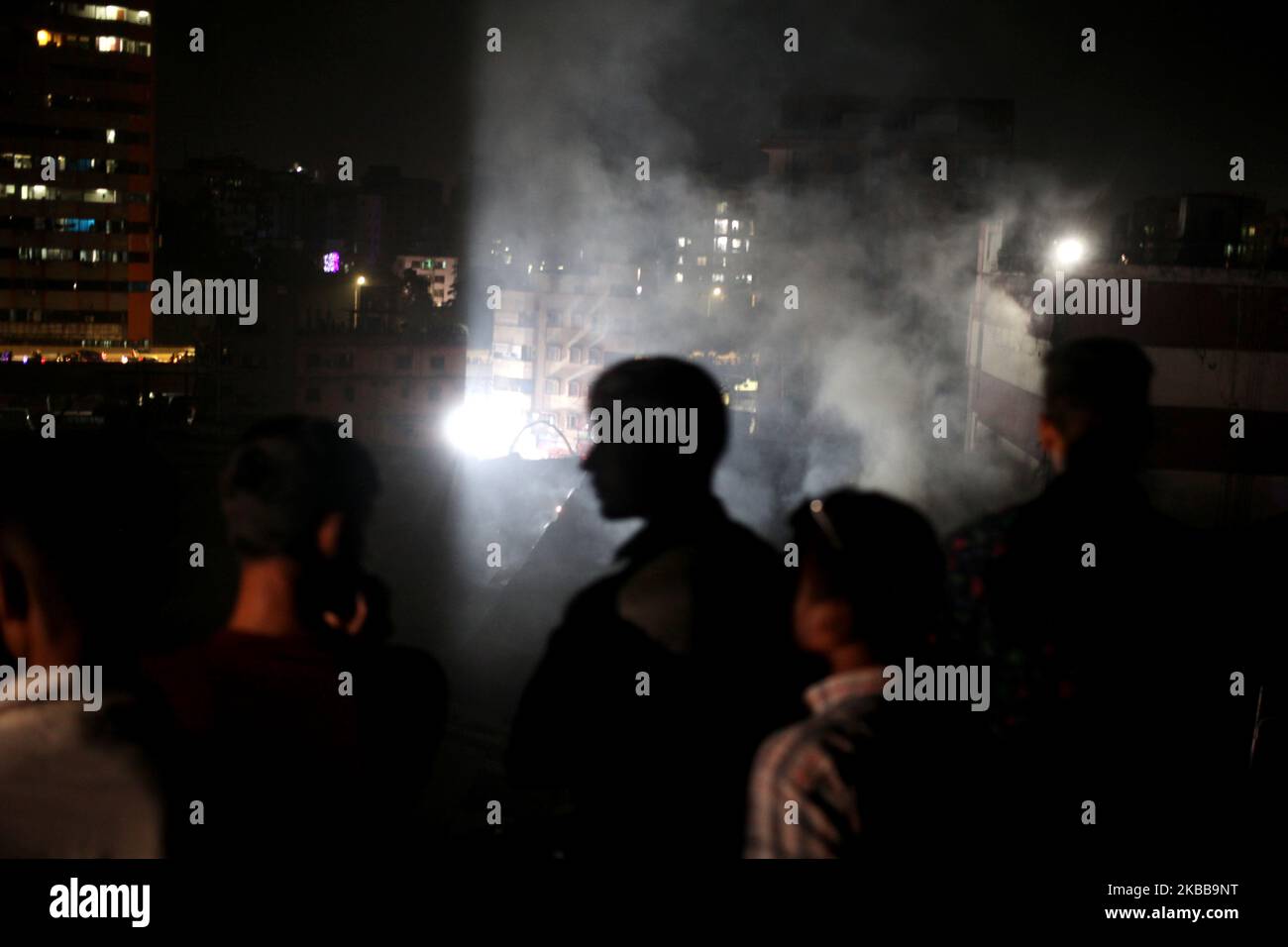 Nach einem Großbrand, der am 20. November 2019 auf einem Markt in Dhaka, Bangladesch, ausbrannte, versammeln sich Einheimische auf einem Dach. (Foto von Syed Mahamudur Rahman/NurPhoto) Stockfoto