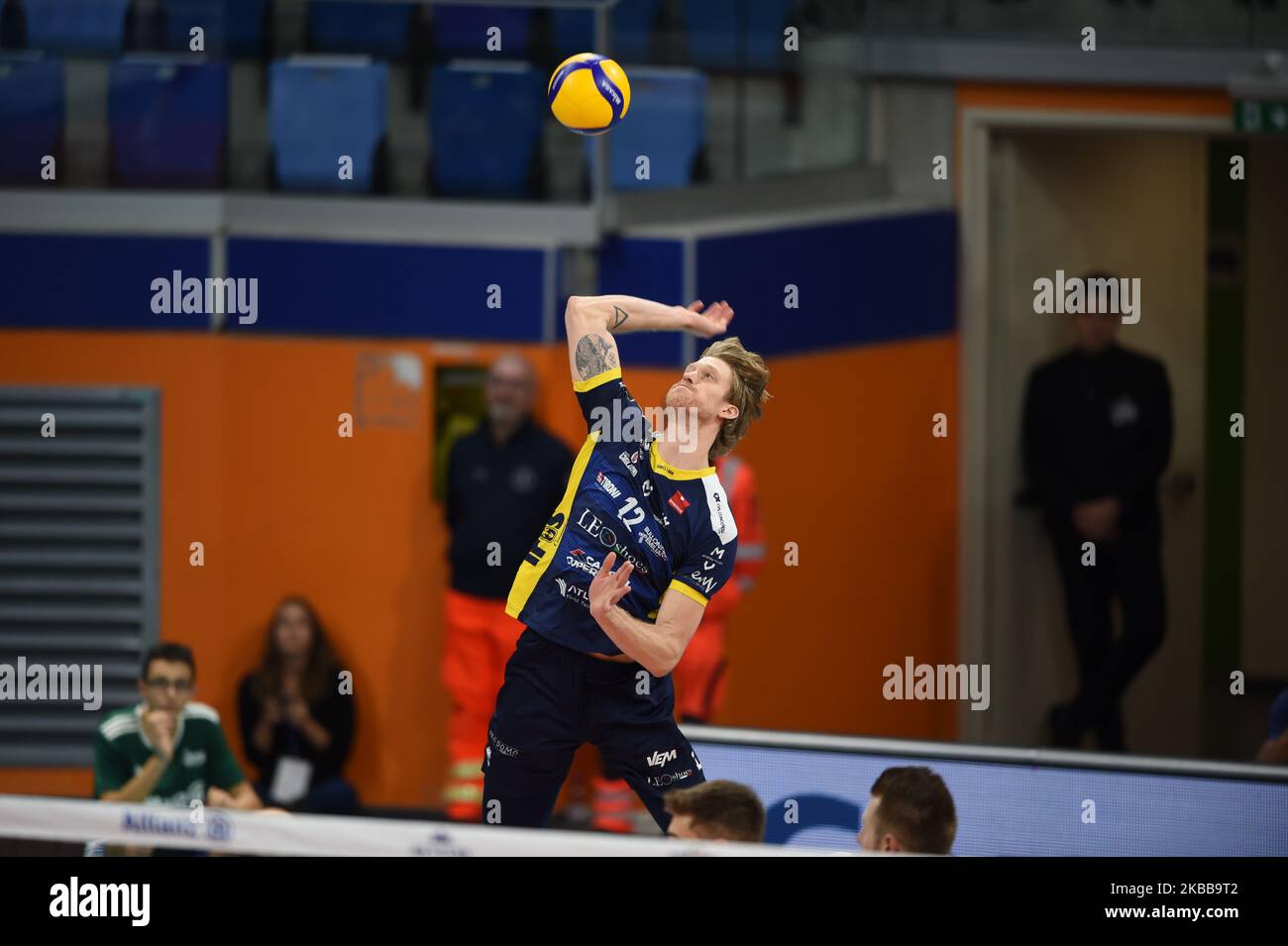 Der amerikanische Spieler Maxwell Philip holt von Azumit Leo Shoes Modena spielt während des Spiels von Super Lega Credem Banca Allianz Powervolley Milano - Azumit Leo Shoes Modena (Foto: Andrea Diodato/NurPhoto) Stockfoto