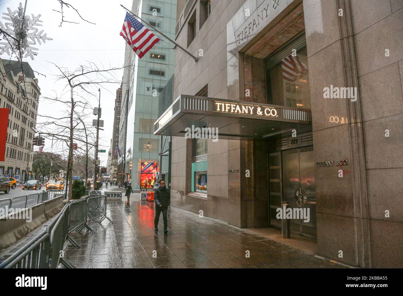 Tiffany & Co. Oder Tiffanys Flagship-Store an der 5. Ave in New York City, USA. Tiffany's ist eine amerikanische Luxusschmuckmarke. Das historische Gebäude und Tiffanys Logo sind berühmt und weltweit bekannt aus dem ikonischen Film Breakfast at Tiffany's mit Audrey Hepburn aus dem Jahr 1961. Tiffany's Schmuck und kultige blaue Geschenkboxen sind im Laden zu sehen. New York, USA - 18. November 2019 (Foto von Nicolas Economou/NurPhoto) Stockfoto