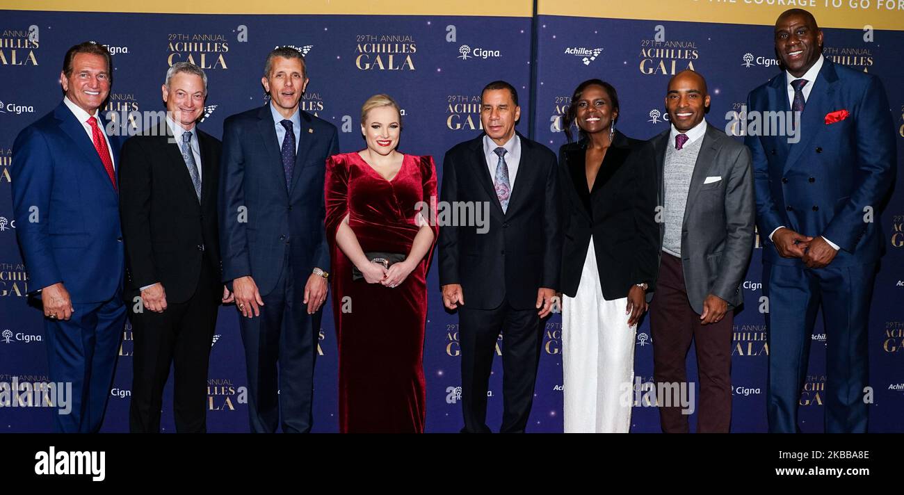 MANHATTAN, NEW YORK CITY, NEW YORK, USA - NOVEMBER 20: Joe Theismann, Gary Sinise, David Cordani, Meghan McCain, David Pherson, Deborah Roberts, Tiki Barber und Magic Johnson kommen zur jährlichen Achilles Gala 29., die am 20. November 2019 in der Cipriani South Street in Manhattan, New York City, New York, USA, stattfindet. (Foto von William Perez/Image Press Agency/NurPhoto) Stockfoto