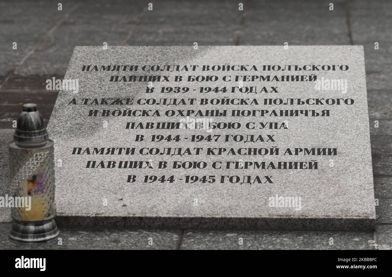Eine Gedenktafel auf Russisch: "Zum Gedenken an polnische Soldaten, die in den Jahren 1939 bis 1944 in Schlachten mit Deutschen starben, und polnische Soldaten und Grenzschutzkräfte, die im Kampf mit der UPA in den Jahren 1944 bis 1947 ums Leben kamen. Zum Gedenken an die russischen Soldaten, die in den Kämpfen mit den Deutschen in 1944-1945' umgekommen sind. Die Gedenkstätte enthält die Überreste von 5.127 polnischen und sowjetischen Soldaten, die im Jahr 1944 im Kampf gegen die Deutschen in den umliegenden Gebieten gefallen sind, und polnischen Soldaten, die im Jahr 1945-47 im Kampf gegen die UPA (Ukrainische Aufständische Armee) gefallen sind. Am Sonntag, 17. November 2019, in Ustrzyki Dolne, Woiwodschaft Podkarpackie, Stockfoto
