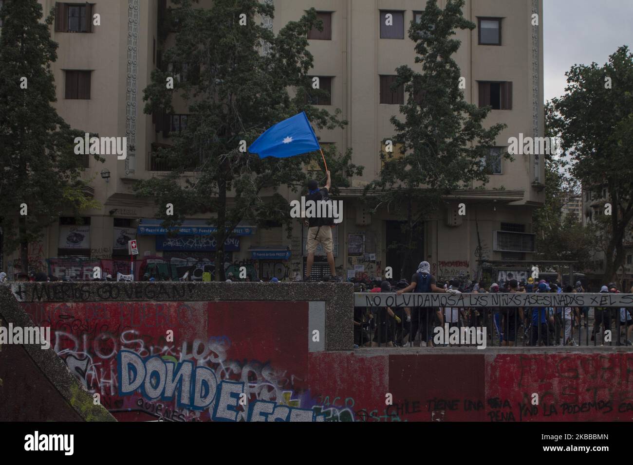 Ein Monat voller Proteste und Unruhen in Santiago de Chile gegen soziale Ungleichheit, die hohen Lebenshaltungskosten, die Regierung von Sebastian Pinera und das neoliberale System. Am 21. November 2019 versammeln sich die Menschen und konfrontieren die Polizei auf dem von den Demonstranten umbenannten "Platz der würde" in Santiago de Chile, dem ehemaligen "Platz Italien". (Foto von Claudio Abarca Sandoval/NurPhoto) Stockfoto