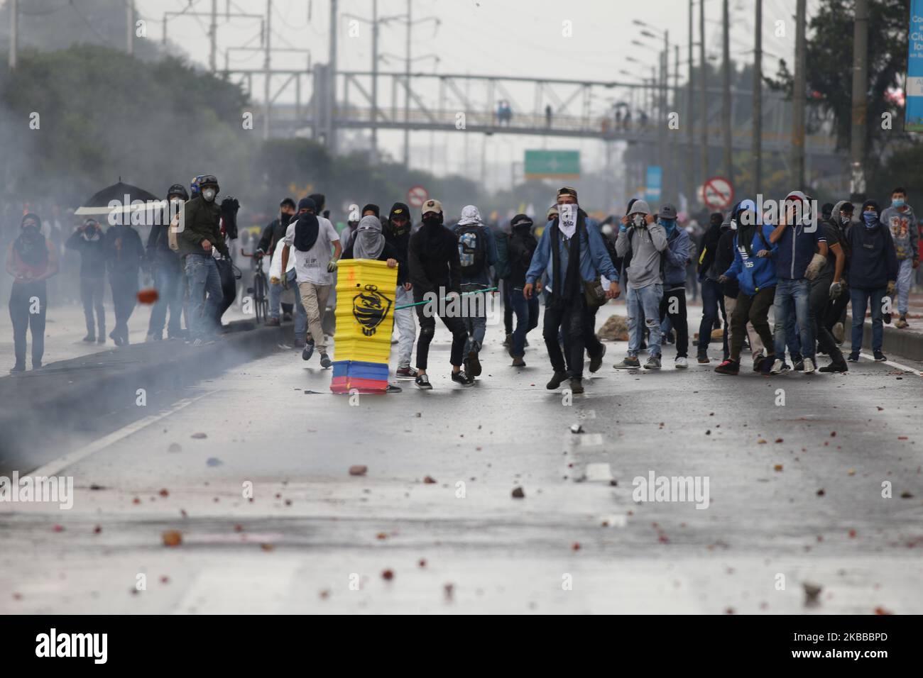 Hooded aus Protest gegen den nationalen Streik in der Stadt Bogota, Kolumbien, am 21. November 2019. (Foto von Daniel Garzon Herazo/NurPhoto) Stockfoto