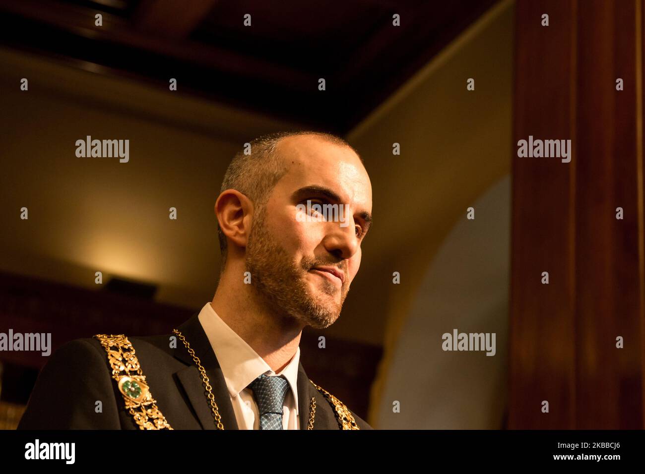 Am Morgen des 22. November 2019 wurde der neue Oberbürgermeister von Hannover, BELIT Onay (Bündnis 90/die Grünen), im Rathaus vorgestellt. In einer feierlichen Veranstaltung überreichte Bürgermeister Thomas Herrmann dem neuen Bürgermeister die goldene Amtskette. BELIT Onay setzte sich in der Stichwahl am 10. November 2019 mit 52,90 Prozent gegen den parteienlosen Kandidaten der Christlich Demokratischen Union, Eckhard Scholz, durch. Es ist der vierte Grüne Bürgermeister in Deutschland und der erste in Hannover. (Foto von Peter Niedung/NurPhoto) Stockfoto