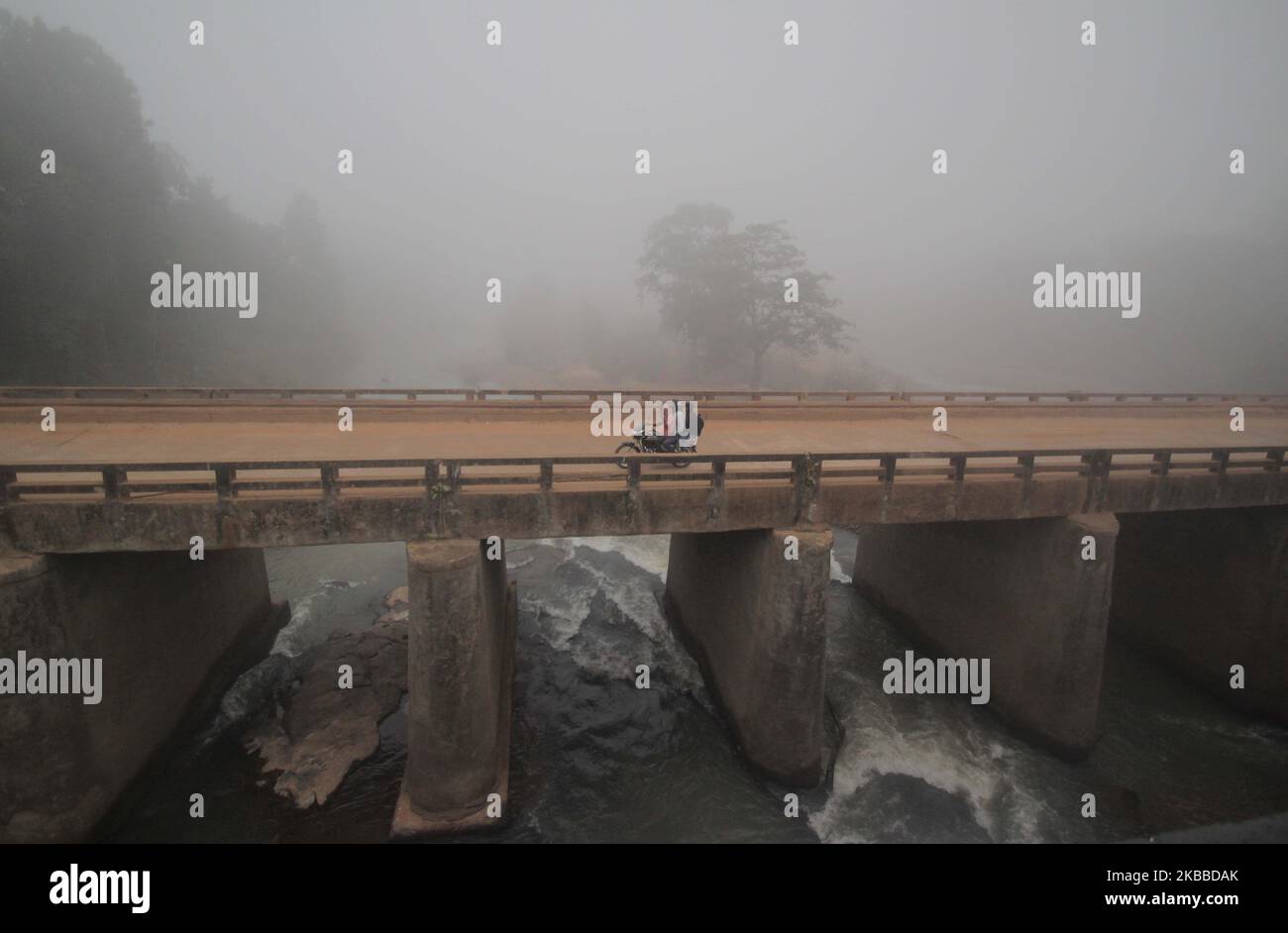 Nebel umhüllte sich in der Hills Station Road bei Belghar im Kandhamal Bezirk, als die Wintersaison beginnt, 220 km entfernt von der östlichen indischen Bundesstaat Odisha Hauptstadt Bhubaneswar. Kandhamal ist der kälteste Ort in Ostindien und jedes Jahr Temperetur mit Minusgraden. (Foto von STR/NurPhoto) Stockfoto