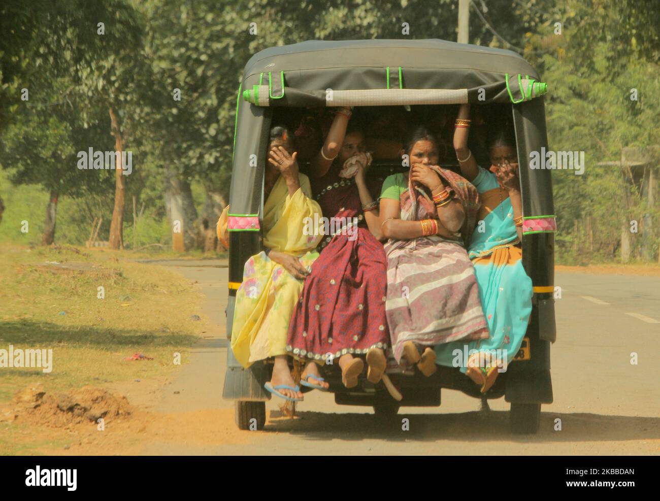 Stammesbewohner werden in ihrer Bergbahnstraße in der Nähe von Belghar im Bezirk Kandhamal gesehen, 220 km von der ostindischen Hauptstadt Bhubaneswar des Staates Odisha entfernt. (Foto von STR/NurPhoto) Stockfoto