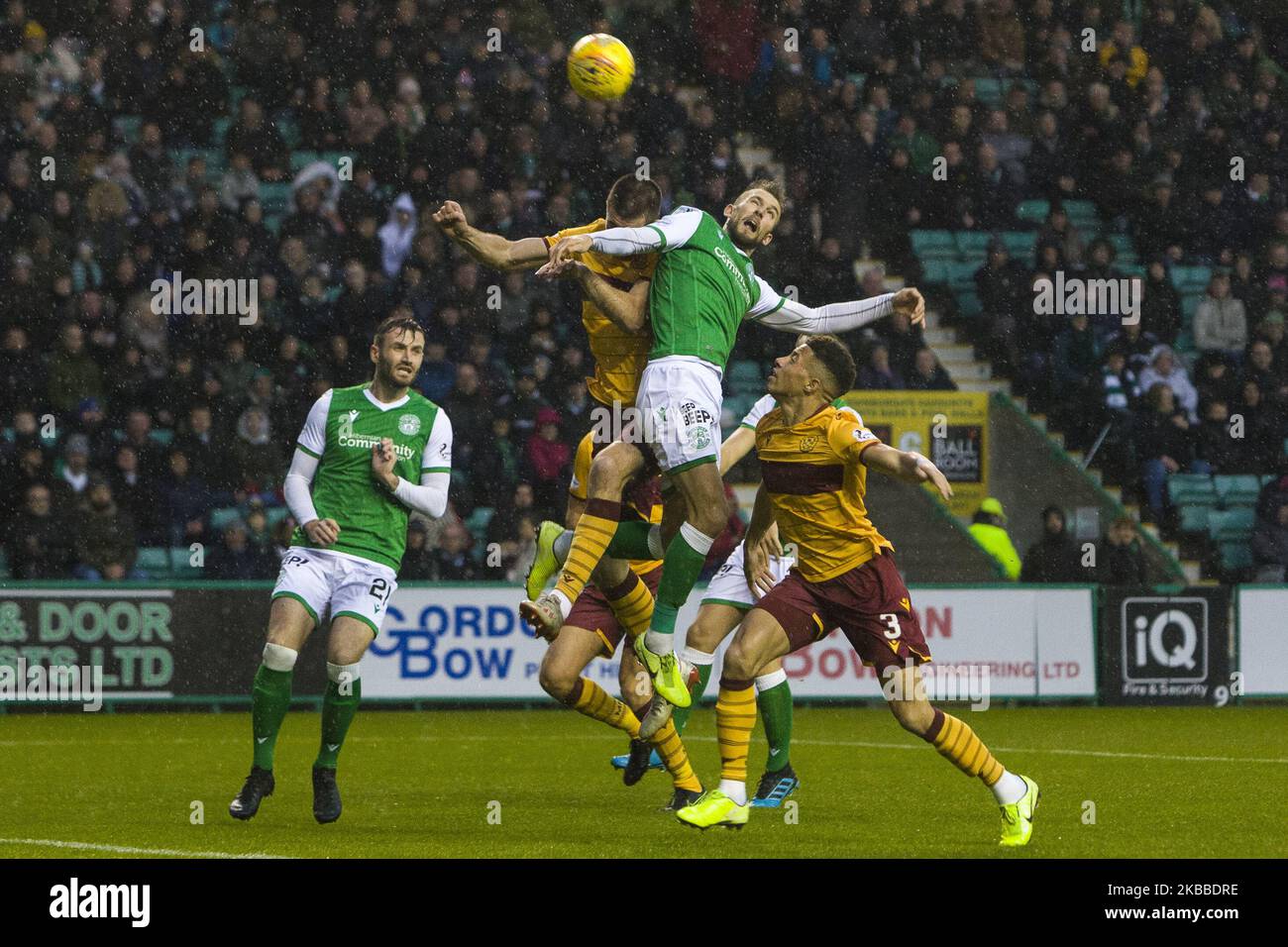 Christian Doidge aus Hibernian gewinnt einen Kopfball während des Spiels der Scottish Premier League zwischen Hibernian und Motherwell an der Easter Road am 23. November 2019 in Edinburgh, Schottland. (Foto von Ewan Bootman/NurPhoto) Stockfoto