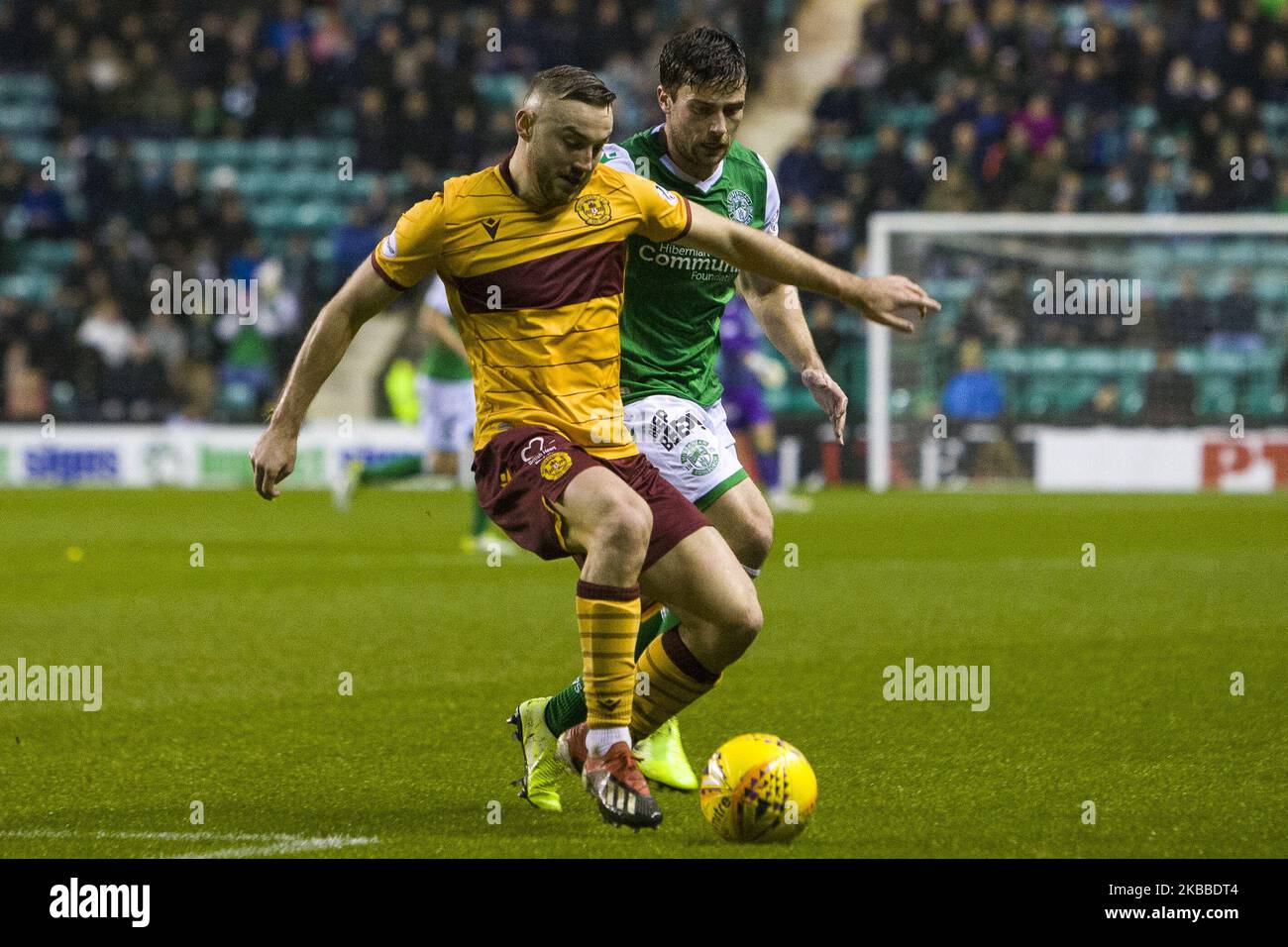 Lewis Stevenson von Hibernian und Peter Hartley von Motherwell kämpfen während des Spiels der Scottish Premier League zwischen Hibernian und Motherwell an der Easter Road am 23. November 2019 in Edinburgh, Schottland, um den Ball. (Foto von Ewan Bootman/NurPhoto) Stockfoto