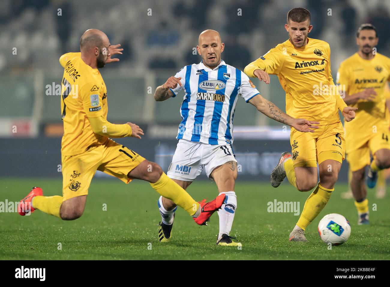 Cristian Galano von Pescara Calcio kämpft am 22. November 2019 im Stadio Adriatico Giovanni Cornacchia in Pescara, Italien, um den Ball mit Luca Valzania U.S. Cremonese und Francesco Migliore U.S. Cremonese während des italienischen Spiels der Serie B 2019/2020 zwischen Pescara Calcio 1936 und U.S. Cremonese. (Foto von Danilo Di Giovanni/NurPhoto) Stockfoto